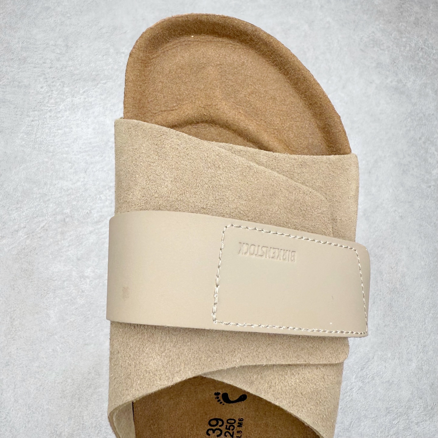 图片[4]-Birkenstock Kyoto 勃肯牛皮绒面革单扣 EVA 防臭一字拖鞋 男女同款 牛皮绒面革质地柔软 搭配可调节鞋扣提升穿着舒适度 人体工学设计分散脚部压力 保护脚踝 软木乳胶鞋床具有一定的收缩性 长时间穿着后能贴合脚型 EVA鞋底回弹性和抗张性力高 具有良好的防震、缓冲性 四季皆宜 柔软的鞋床采用额外的泡沫缓冲层 提供额外的舒适感和全天支撑 全网独家首发 源于德国的严谨工艺 牛巴戎面 中层松木 EVA 三层组合大底 优质牛皮面料五金扣 出口订单 尺码：35-44-选品中心