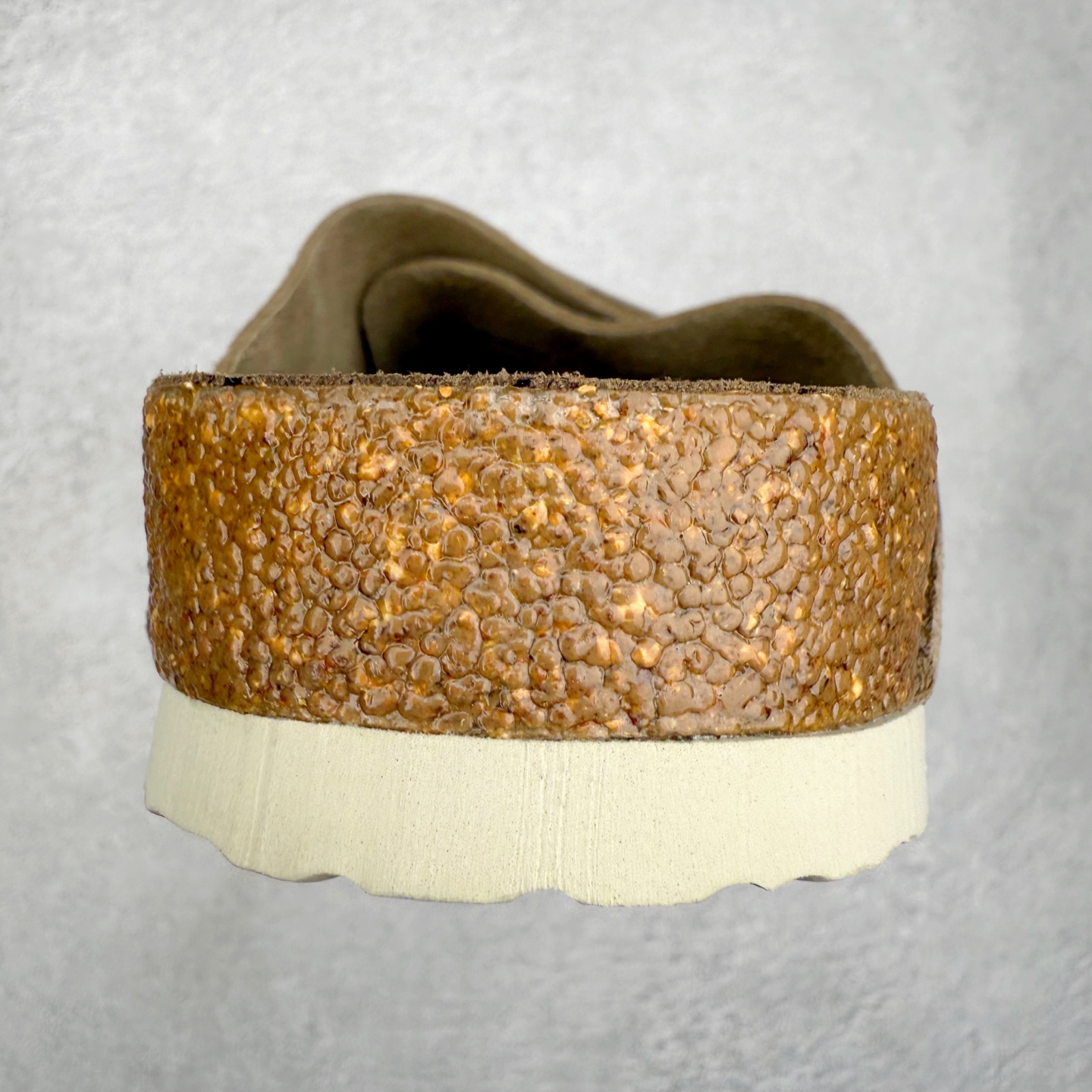 图片[8]-Birkenstock Kyoto 勃肯牛皮绒面革单扣 EVA 防臭一字拖鞋 男女同款 牛皮绒面革质地柔软 搭配可调节鞋扣提升穿着舒适度 人体工学设计分散脚部压力 保护脚踝 软木乳胶鞋床具有一定的收缩性 长时间穿着后能贴合脚型 EVA鞋底回弹性和抗张性力高 具有良好的防震、缓冲性 四季皆宜 柔软的鞋床采用额外的泡沫缓冲层 提供额外的舒适感和全天支撑 全网独家首发 源于德国的严谨工艺 牛巴戎面 中层松木 EVA 三层组合大底 优质牛皮面料五金扣 出口订单 尺码：35-44-选品中心