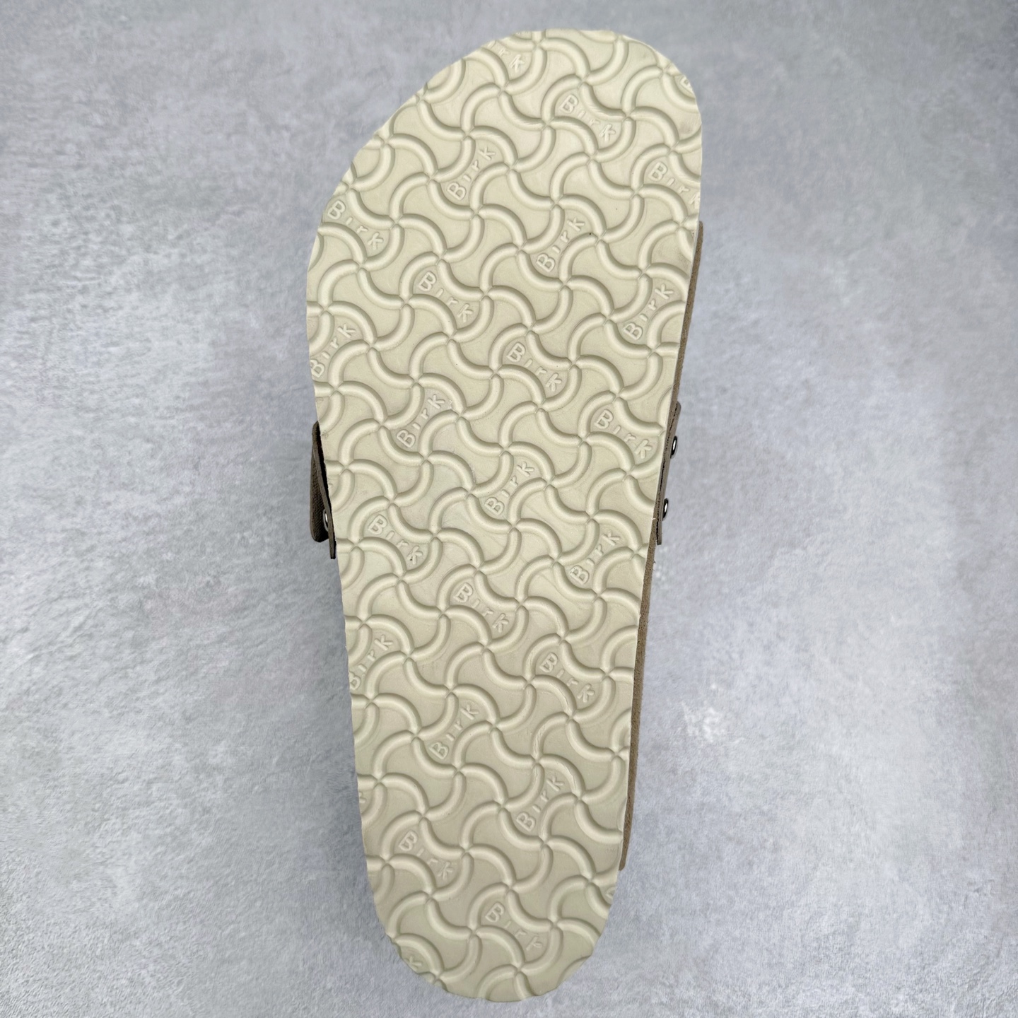 图片[9]-Birkenstock Kyoto 勃肯牛皮绒面革单扣 EVA 防臭一字拖鞋 男女同款 牛皮绒面革质地柔软 搭配可调节鞋扣提升穿着舒适度 人体工学设计分散脚部压力 保护脚踝 软木乳胶鞋床具有一定的收缩性 长时间穿着后能贴合脚型 EVA鞋底回弹性和抗张性力高 具有良好的防震、缓冲性 四季皆宜 柔软的鞋床采用额外的泡沫缓冲层 提供额外的舒适感和全天支撑 全网独家首发 源于德国的严谨工艺 牛巴戎面 中层松木 EVA 三层组合大底 优质牛皮面料五金扣 出口订单 尺码：35-44-选品中心