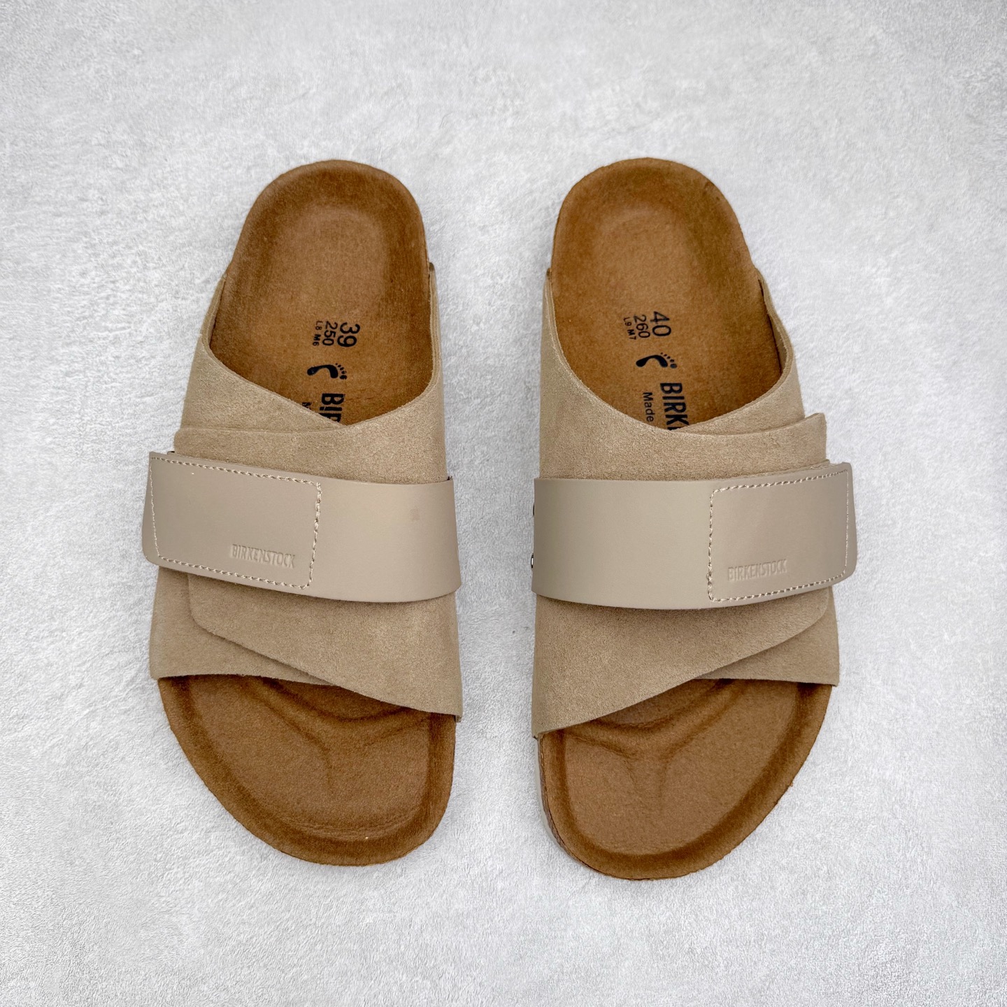 图片[2]-Birkenstock Kyoto 勃肯牛皮绒面革单扣 EVA 防臭一字拖鞋 男女同款 牛皮绒面革质地柔软 搭配可调节鞋扣提升穿着舒适度 人体工学设计分散脚部压力 保护脚踝 软木乳胶鞋床具有一定的收缩性 长时间穿着后能贴合脚型 EVA鞋底回弹性和抗张性力高 具有良好的防震、缓冲性 四季皆宜 柔软的鞋床采用额外的泡沫缓冲层 提供额外的舒适感和全天支撑 全网独家首发 源于德国的严谨工艺 牛巴戎面 中层松木 EVA 三层组合大底 优质牛皮面料五金扣 出口订单 尺码：35-44-选品中心