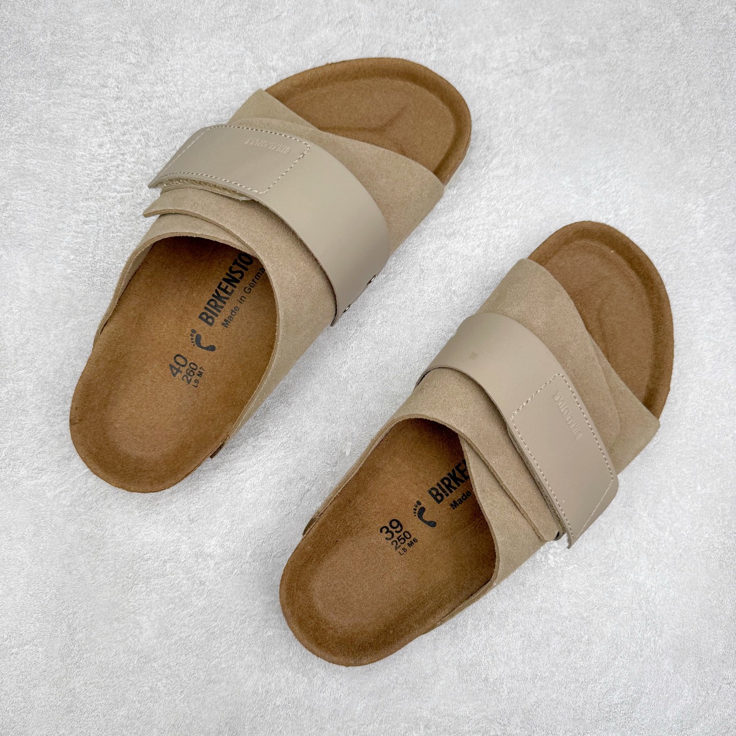 图片[3]-Birkenstock Kyoto 勃肯牛皮绒面革单扣 EVA 防臭一字拖鞋 男女同款 牛皮绒面革质地柔软 搭配可调节鞋扣提升穿着舒适度 人体工学设计分散脚部压力 保护脚踝 软木乳胶鞋床具有一定的收缩性 长时间穿着后能贴合脚型 EVA鞋底回弹性和抗张性力高 具有良好的防震、缓冲性 四季皆宜 柔软的鞋床采用额外的泡沫缓冲层 提供额外的舒适感和全天支撑 全网独家首发 源于德国的严谨工艺 牛巴戎面 中层松木 EVA 三层组合大底 优质牛皮面料五金扣 出口订单 尺码：35-44-选品中心