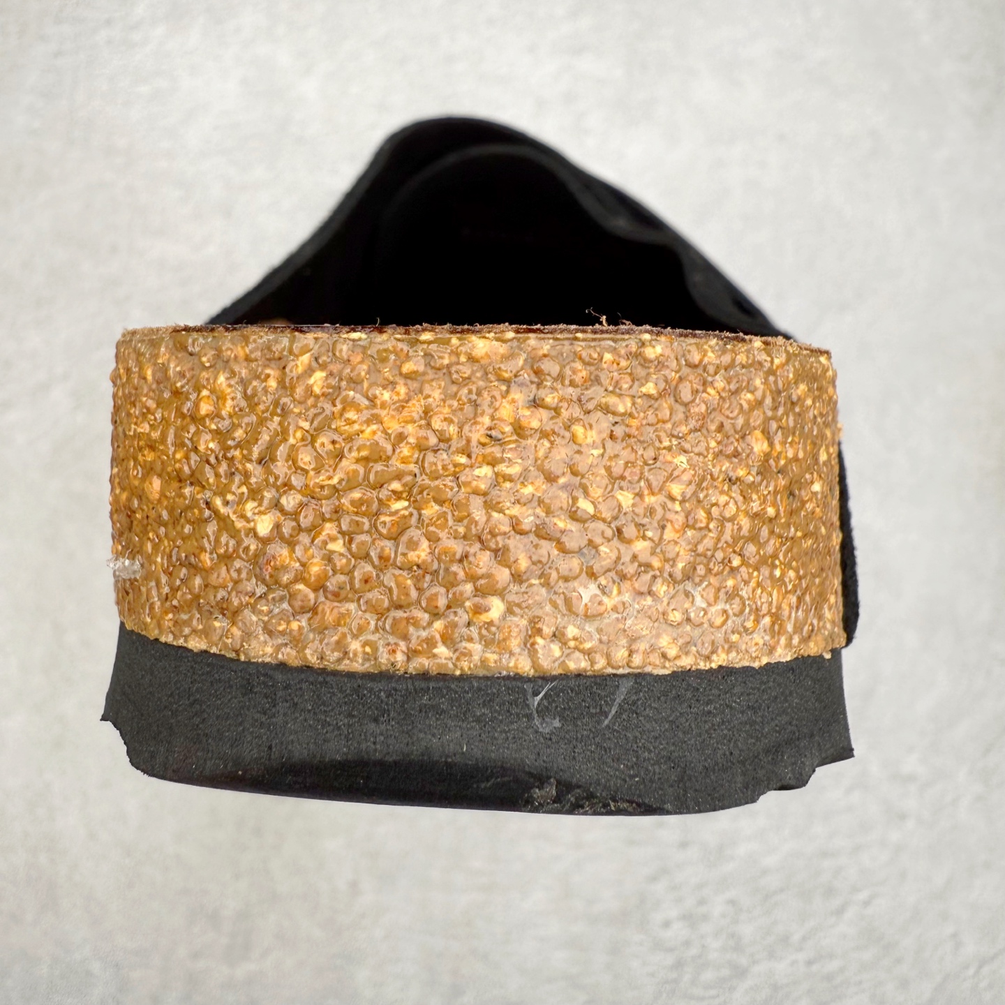 图片[8]-Birkenstock Kyoto 勃肯牛皮绒面革单扣 EVA 防臭一字拖鞋 男女同款 牛皮绒面革质地柔软 搭配可调节鞋扣提升穿着舒适度 人体工学设计分散脚部压力 保护脚踝 软木乳胶鞋床具有一定的收缩性 长时间穿着后能贴合脚型 EVA鞋底回弹性和抗张性力高 具有良好的防震、缓冲性 四季皆宜 柔软的鞋床采用额外的泡沫缓冲层 提供额外的舒适感和全天支撑 全网独家首发 源于德国的严谨工艺 牛巴戎面 中层松木 EVA 三层组合大底 优质牛皮面料五金扣 出口订单 尺码：35-44-选品中心