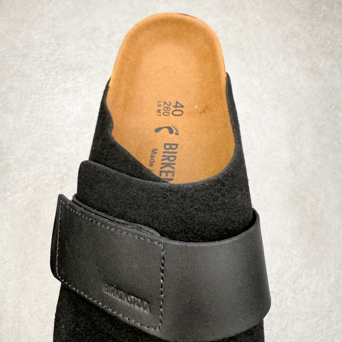 图片[5]-Birkenstock Kyoto 勃肯牛皮绒面革单扣 EVA 防臭一字拖鞋 男女同款 牛皮绒面革质地柔软 搭配可调节鞋扣提升穿着舒适度 人体工学设计分散脚部压力 保护脚踝 软木乳胶鞋床具有一定的收缩性 长时间穿着后能贴合脚型 EVA鞋底回弹性和抗张性力高 具有良好的防震、缓冲性 四季皆宜 柔软的鞋床采用额外的泡沫缓冲层 提供额外的舒适感和全天支撑 全网独家首发 源于德国的严谨工艺 牛巴戎面 中层松木 EVA 三层组合大底 优质牛皮面料五金扣 出口订单 尺码：35-44-选品中心