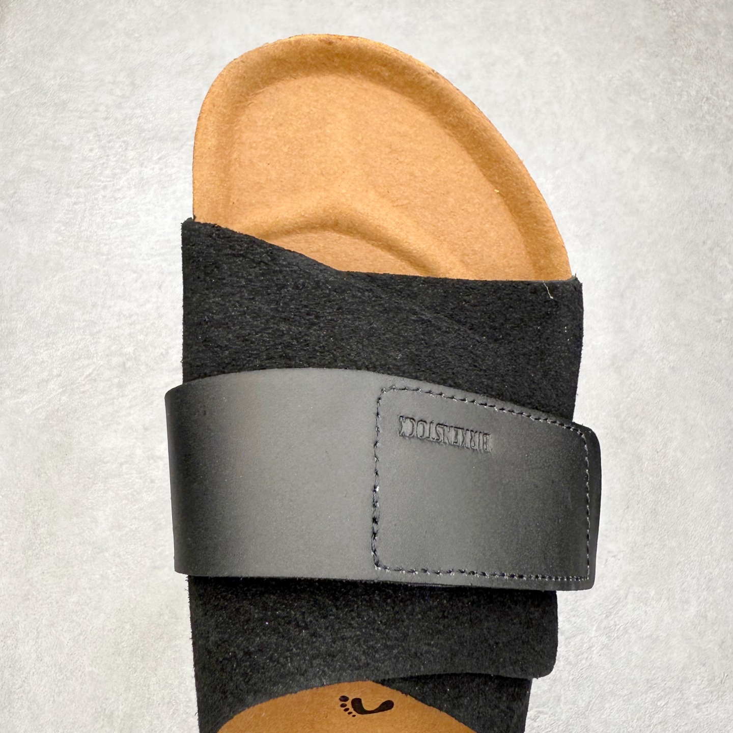 图片[4]-Birkenstock Kyoto 勃肯牛皮绒面革单扣 EVA 防臭一字拖鞋 男女同款 牛皮绒面革质地柔软 搭配可调节鞋扣提升穿着舒适度 人体工学设计分散脚部压力 保护脚踝 软木乳胶鞋床具有一定的收缩性 长时间穿着后能贴合脚型 EVA鞋底回弹性和抗张性力高 具有良好的防震、缓冲性 四季皆宜 柔软的鞋床采用额外的泡沫缓冲层 提供额外的舒适感和全天支撑 全网独家首发 源于德国的严谨工艺 牛巴戎面 中层松木 EVA 三层组合大底 优质牛皮面料五金扣 出口订单 尺码：35-44-选品中心