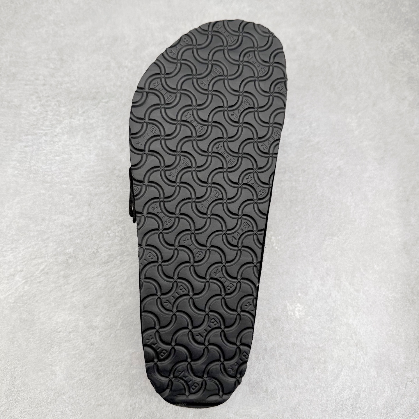 图片[9]-Birkenstock Kyoto 勃肯牛皮绒面革单扣 EVA 防臭一字拖鞋 男女同款 牛皮绒面革质地柔软 搭配可调节鞋扣提升穿着舒适度 人体工学设计分散脚部压力 保护脚踝 软木乳胶鞋床具有一定的收缩性 长时间穿着后能贴合脚型 EVA鞋底回弹性和抗张性力高 具有良好的防震、缓冲性 四季皆宜 柔软的鞋床采用额外的泡沫缓冲层 提供额外的舒适感和全天支撑 全网独家首发 源于德国的严谨工艺 牛巴戎面 中层松木 EVA 三层组合大底 优质牛皮面料五金扣 出口订单 尺码：35-44-选品中心