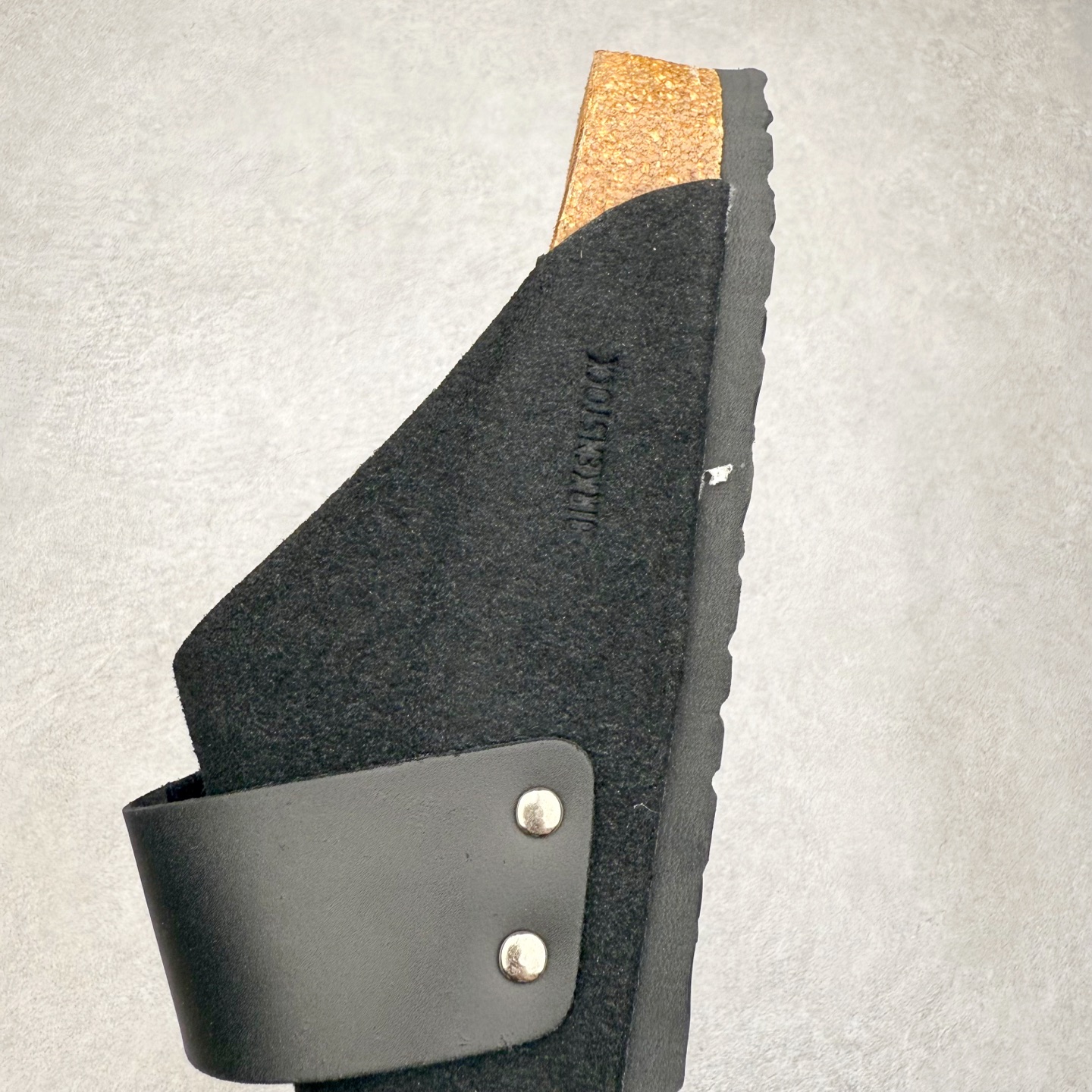 图片[7]-Birkenstock Kyoto 勃肯牛皮绒面革单扣 EVA 防臭一字拖鞋 男女同款 牛皮绒面革质地柔软 搭配可调节鞋扣提升穿着舒适度 人体工学设计分散脚部压力 保护脚踝 软木乳胶鞋床具有一定的收缩性 长时间穿着后能贴合脚型 EVA鞋底回弹性和抗张性力高 具有良好的防震、缓冲性 四季皆宜 柔软的鞋床采用额外的泡沫缓冲层 提供额外的舒适感和全天支撑 全网独家首发 源于德国的严谨工艺 牛巴戎面 中层松木 EVA 三层组合大底 优质牛皮面料五金扣 出口订单 尺码：35-44-选品中心