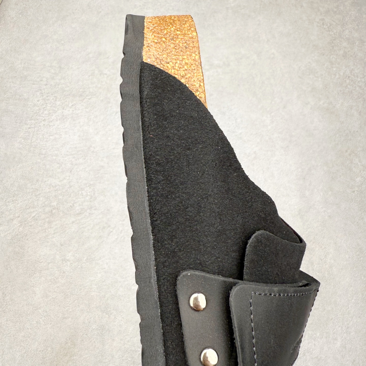 图片[6]-Birkenstock Kyoto 勃肯牛皮绒面革单扣 EVA 防臭一字拖鞋 男女同款 牛皮绒面革质地柔软 搭配可调节鞋扣提升穿着舒适度 人体工学设计分散脚部压力 保护脚踝 软木乳胶鞋床具有一定的收缩性 长时间穿着后能贴合脚型 EVA鞋底回弹性和抗张性力高 具有良好的防震、缓冲性 四季皆宜 柔软的鞋床采用额外的泡沫缓冲层 提供额外的舒适感和全天支撑 全网独家首发 源于德国的严谨工艺 牛巴戎面 中层松木 EVA 三层组合大底 优质牛皮面料五金扣 出口订单 尺码：35-44-选品中心