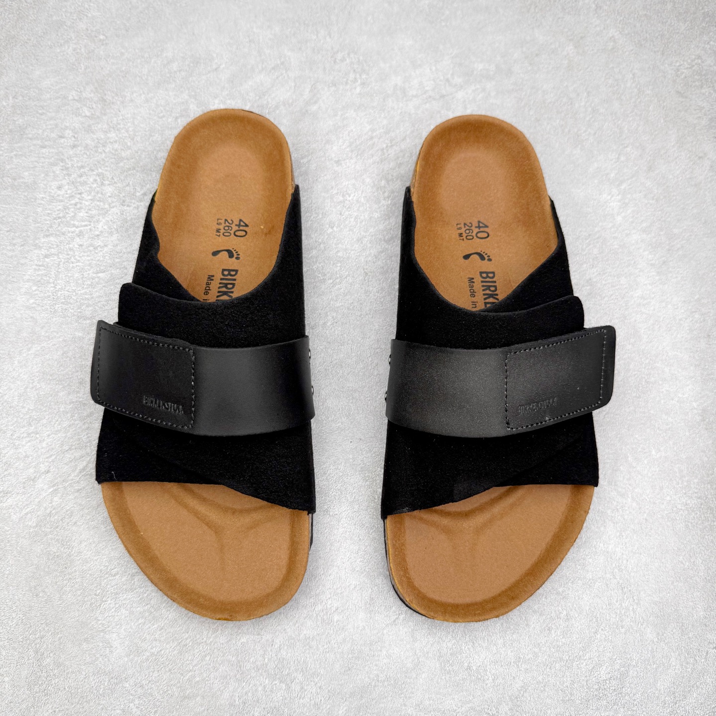 图片[2]-Birkenstock Kyoto 勃肯牛皮绒面革单扣 EVA 防臭一字拖鞋 男女同款 牛皮绒面革质地柔软 搭配可调节鞋扣提升穿着舒适度 人体工学设计分散脚部压力 保护脚踝 软木乳胶鞋床具有一定的收缩性 长时间穿着后能贴合脚型 EVA鞋底回弹性和抗张性力高 具有良好的防震、缓冲性 四季皆宜 柔软的鞋床采用额外的泡沫缓冲层 提供额外的舒适感和全天支撑 全网独家首发 源于德国的严谨工艺 牛巴戎面 中层松木 EVA 三层组合大底 优质牛皮面料五金扣 出口订单 尺码：35-44-选品中心
