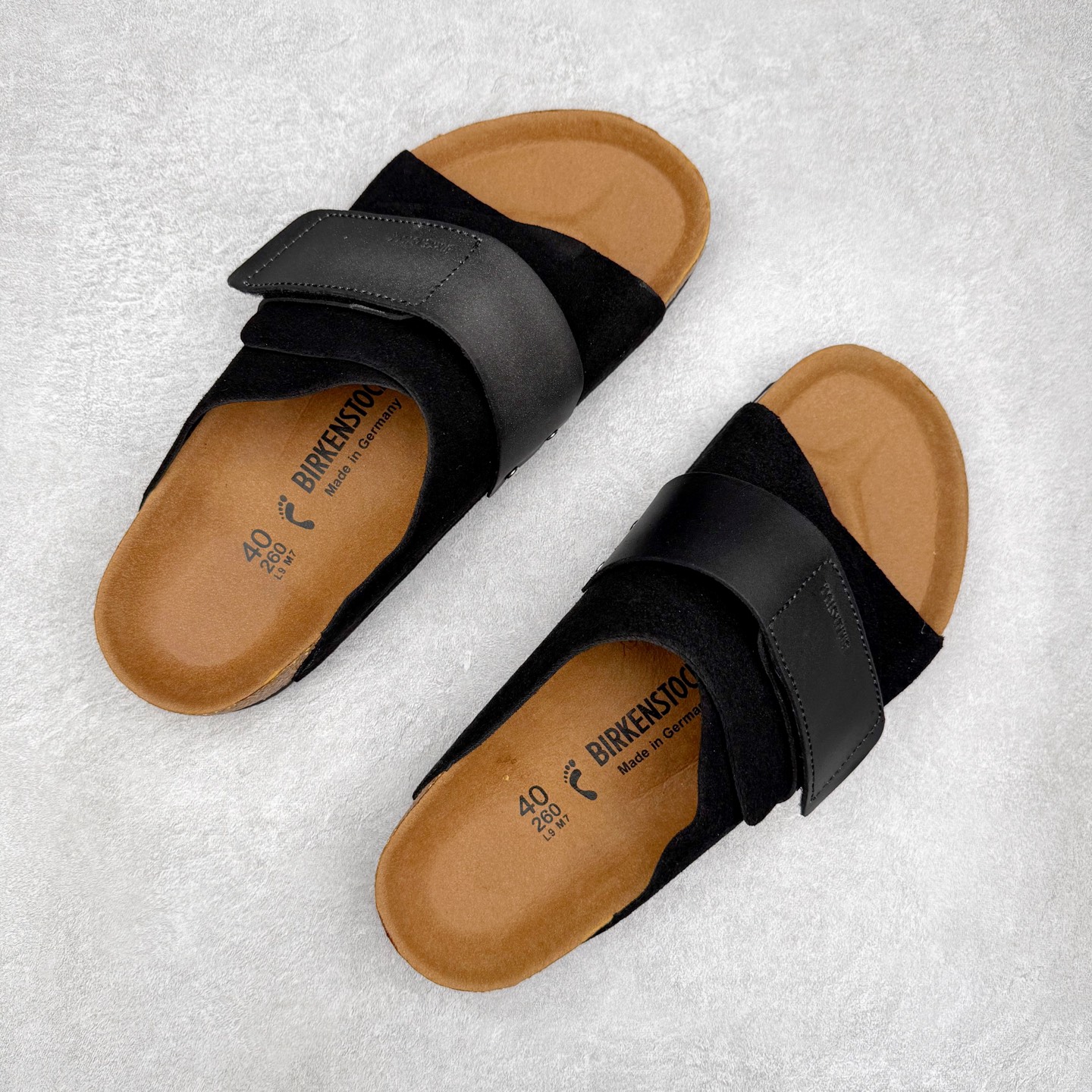 图片[3]-Birkenstock Kyoto 勃肯牛皮绒面革单扣 EVA 防臭一字拖鞋 男女同款 牛皮绒面革质地柔软 搭配可调节鞋扣提升穿着舒适度 人体工学设计分散脚部压力 保护脚踝 软木乳胶鞋床具有一定的收缩性 长时间穿着后能贴合脚型 EVA鞋底回弹性和抗张性力高 具有良好的防震、缓冲性 四季皆宜 柔软的鞋床采用额外的泡沫缓冲层 提供额外的舒适感和全天支撑 全网独家首发 源于德国的严谨工艺 牛巴戎面 中层松木 EVA 三层组合大底 优质牛皮面料五金扣 出口订单 尺码：35-44-选品中心