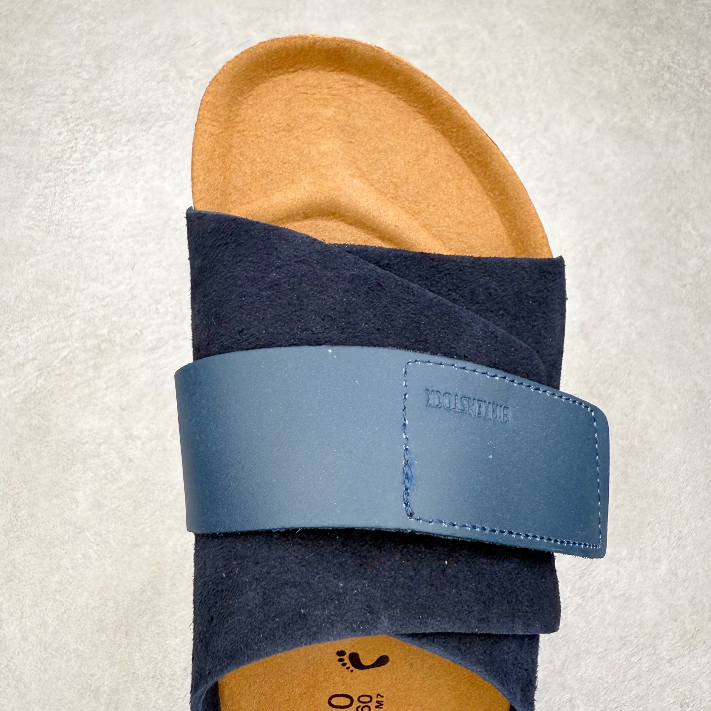 图片[4]-Birkenstock Kyoto 勃肯牛皮绒面革单扣 EVA 防臭一字拖鞋 男女同款 牛皮绒面革质地柔软 搭配可调节鞋扣提升穿着舒适度 人体工学设计分散脚部压力 保护脚踝 软木乳胶鞋床具有一定的收缩性 长时间穿着后能贴合脚型 EVA鞋底回弹性和抗张性力高 具有良好的防震、缓冲性 四季皆宜 柔软的鞋床采用额外的泡沫缓冲层 提供额外的舒适感和全天支撑 全网独家首发 源于德国的严谨工艺 牛巴戎面 中层松木 EVA 三层组合大底 优质牛皮面料五金扣 出口订单 尺码：35-44-选品中心