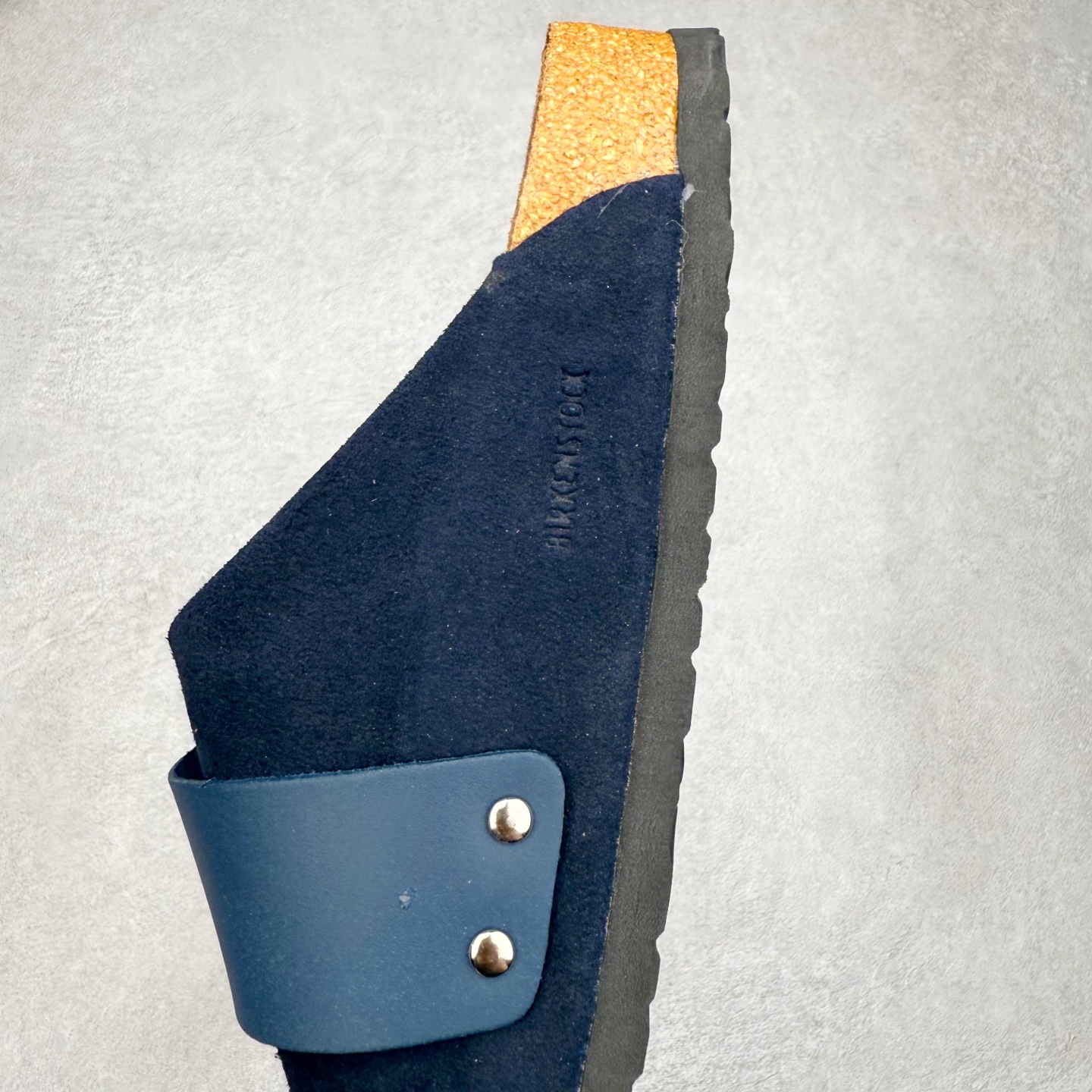 图片[7]-Birkenstock Kyoto 勃肯牛皮绒面革单扣 EVA 防臭一字拖鞋 男女同款 牛皮绒面革质地柔软 搭配可调节鞋扣提升穿着舒适度 人体工学设计分散脚部压力 保护脚踝 软木乳胶鞋床具有一定的收缩性 长时间穿着后能贴合脚型 EVA鞋底回弹性和抗张性力高 具有良好的防震、缓冲性 四季皆宜 柔软的鞋床采用额外的泡沫缓冲层 提供额外的舒适感和全天支撑 全网独家首发 源于德国的严谨工艺 牛巴戎面 中层松木 EVA 三层组合大底 优质牛皮面料五金扣 出口订单 尺码：35-44-选品中心