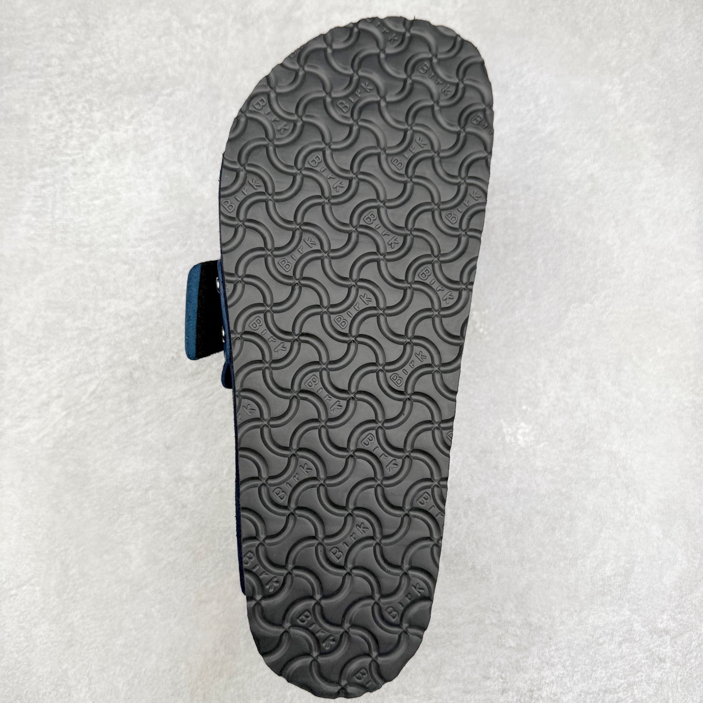 图片[9]-Birkenstock Kyoto 勃肯牛皮绒面革单扣 EVA 防臭一字拖鞋 男女同款 牛皮绒面革质地柔软 搭配可调节鞋扣提升穿着舒适度 人体工学设计分散脚部压力 保护脚踝 软木乳胶鞋床具有一定的收缩性 长时间穿着后能贴合脚型 EVA鞋底回弹性和抗张性力高 具有良好的防震、缓冲性 四季皆宜 柔软的鞋床采用额外的泡沫缓冲层 提供额外的舒适感和全天支撑 全网独家首发 源于德国的严谨工艺 牛巴戎面 中层松木 EVA 三层组合大底 优质牛皮面料五金扣 出口订单 尺码：35-44-选品中心