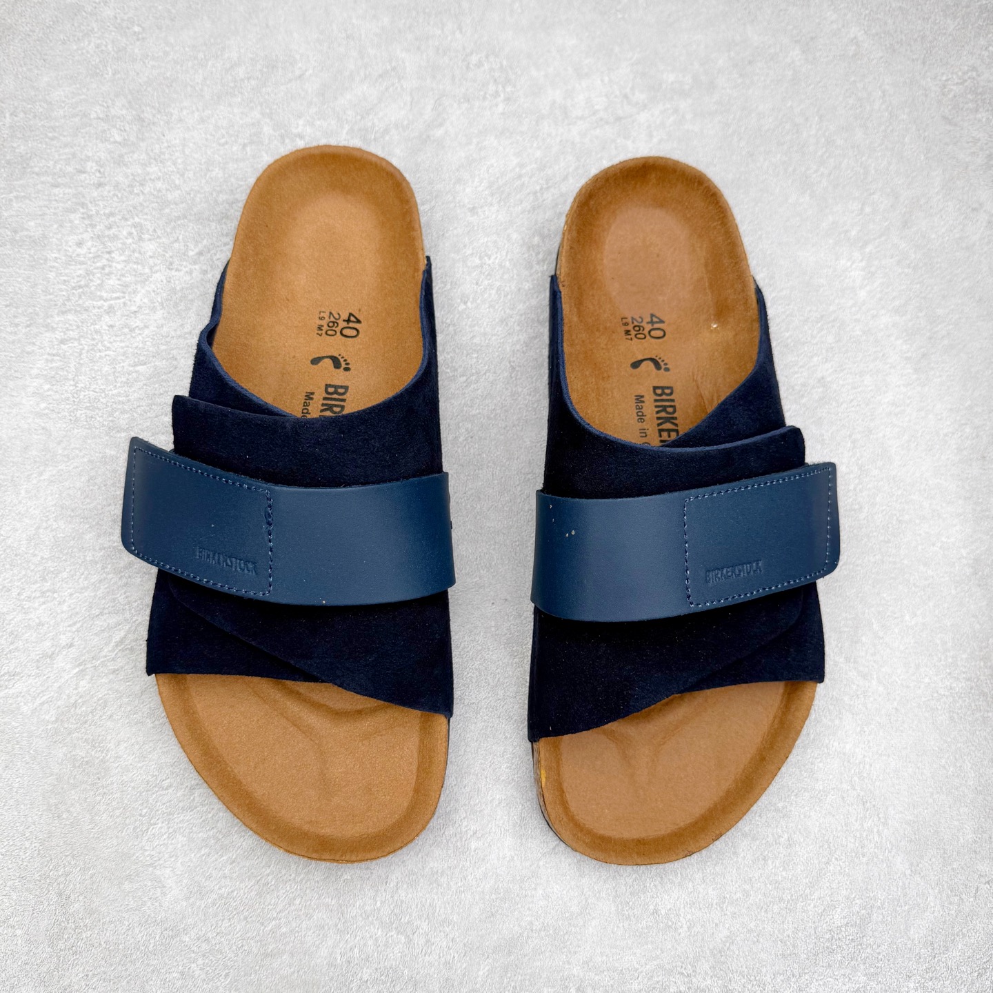 图片[2]-Birkenstock Kyoto 勃肯牛皮绒面革单扣 EVA 防臭一字拖鞋 男女同款 牛皮绒面革质地柔软 搭配可调节鞋扣提升穿着舒适度 人体工学设计分散脚部压力 保护脚踝 软木乳胶鞋床具有一定的收缩性 长时间穿着后能贴合脚型 EVA鞋底回弹性和抗张性力高 具有良好的防震、缓冲性 四季皆宜 柔软的鞋床采用额外的泡沫缓冲层 提供额外的舒适感和全天支撑 全网独家首发 源于德国的严谨工艺 牛巴戎面 中层松木 EVA 三层组合大底 优质牛皮面料五金扣 出口订单 尺码：35-44-选品中心