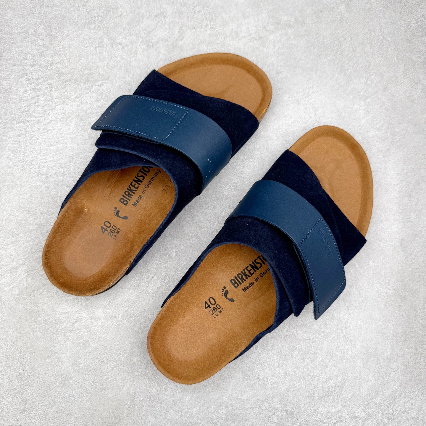 图片[3]-Birkenstock Kyoto 勃肯牛皮绒面革单扣 EVA 防臭一字拖鞋 男女同款 牛皮绒面革质地柔软 搭配可调节鞋扣提升穿着舒适度 人体工学设计分散脚部压力 保护脚踝 软木乳胶鞋床具有一定的收缩性 长时间穿着后能贴合脚型 EVA鞋底回弹性和抗张性力高 具有良好的防震、缓冲性 四季皆宜 柔软的鞋床采用额外的泡沫缓冲层 提供额外的舒适感和全天支撑 全网独家首发 源于德国的严谨工艺 牛巴戎面 中层松木 EVA 三层组合大底 优质牛皮面料五金扣 出口订单 尺码：35-44-选品中心