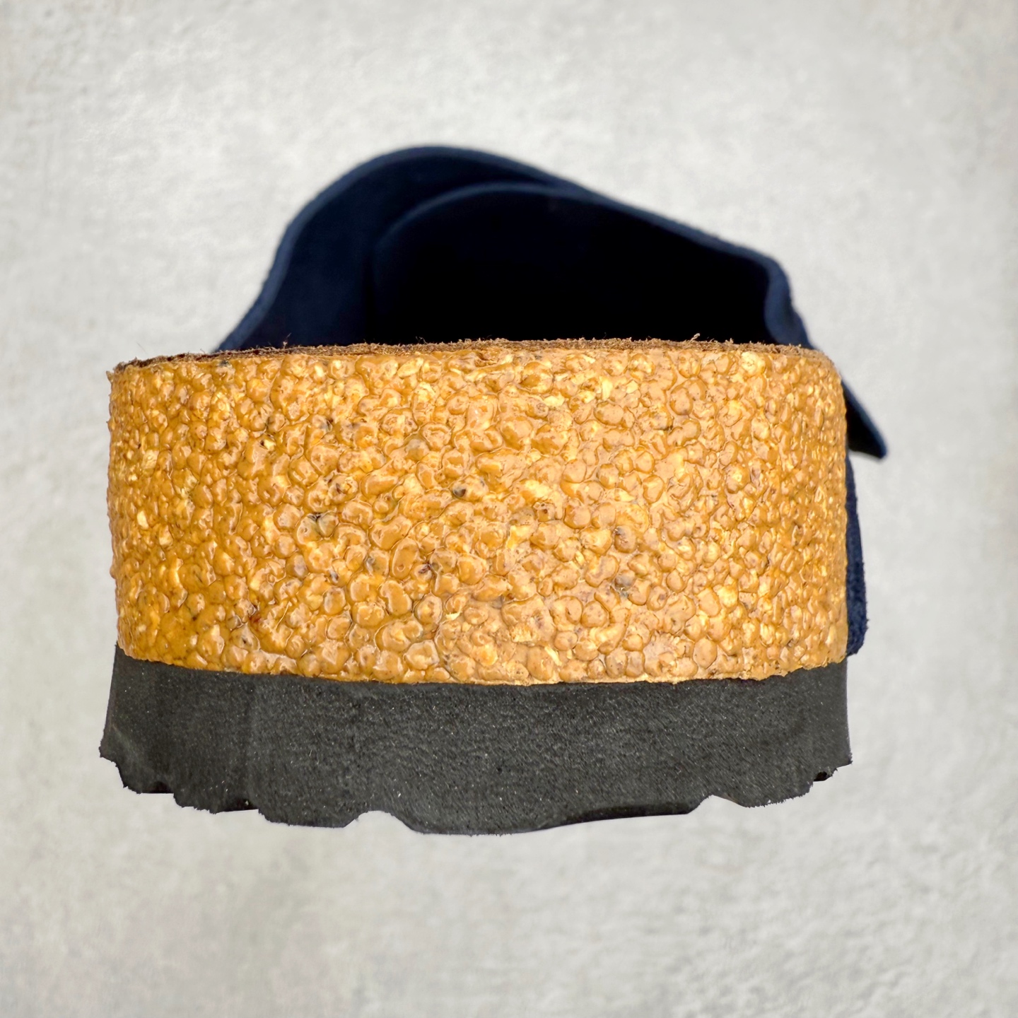 图片[8]-Birkenstock Kyoto 勃肯牛皮绒面革单扣 EVA 防臭一字拖鞋 男女同款 牛皮绒面革质地柔软 搭配可调节鞋扣提升穿着舒适度 人体工学设计分散脚部压力 保护脚踝 软木乳胶鞋床具有一定的收缩性 长时间穿着后能贴合脚型 EVA鞋底回弹性和抗张性力高 具有良好的防震、缓冲性 四季皆宜 柔软的鞋床采用额外的泡沫缓冲层 提供额外的舒适感和全天支撑 全网独家首发 源于德国的严谨工艺 牛巴戎面 中层松木 EVA 三层组合大底 优质牛皮面料五金扣 出口订单 尺码：35-44-选品中心