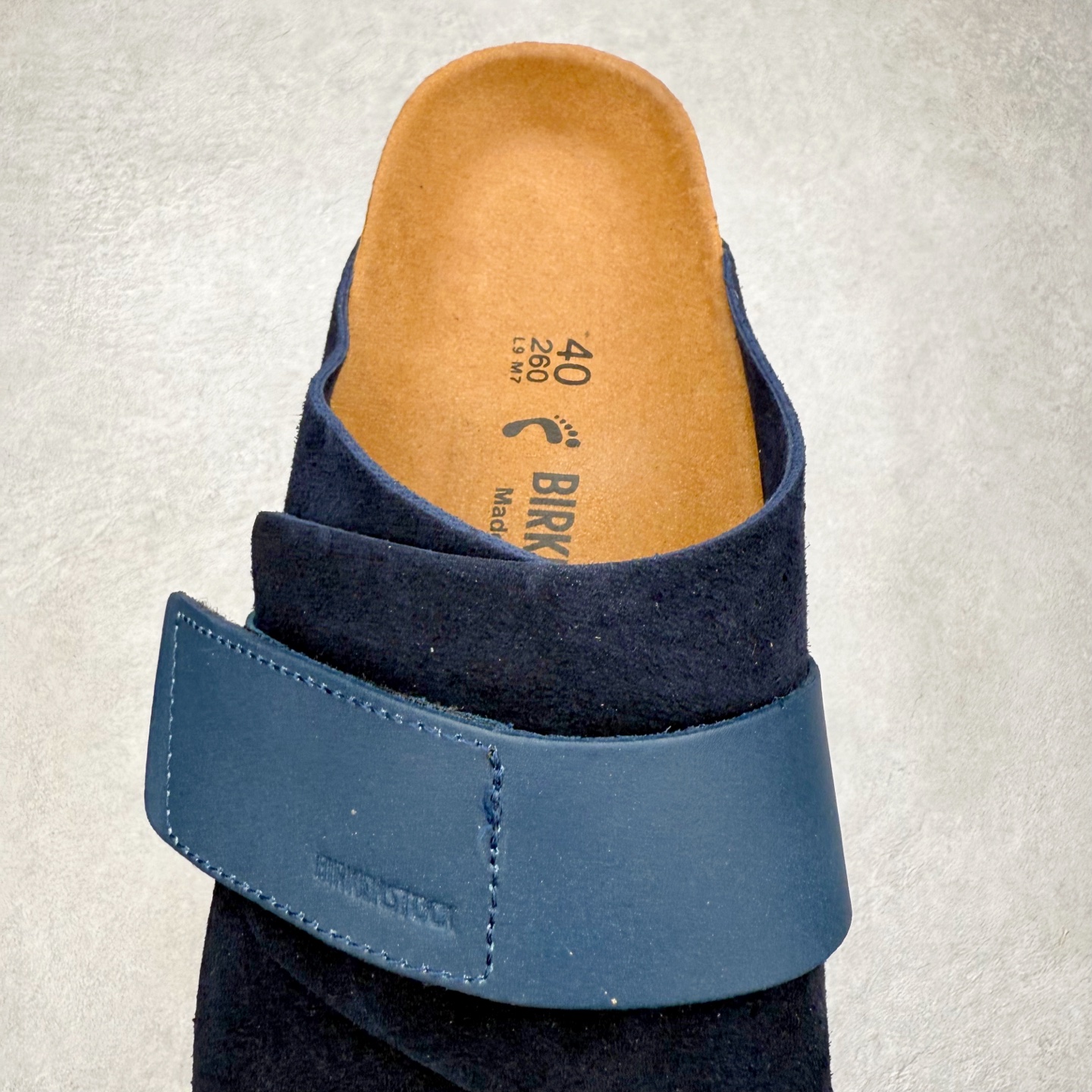 图片[5]-Birkenstock Kyoto 勃肯牛皮绒面革单扣 EVA 防臭一字拖鞋 男女同款 牛皮绒面革质地柔软 搭配可调节鞋扣提升穿着舒适度 人体工学设计分散脚部压力 保护脚踝 软木乳胶鞋床具有一定的收缩性 长时间穿着后能贴合脚型 EVA鞋底回弹性和抗张性力高 具有良好的防震、缓冲性 四季皆宜 柔软的鞋床采用额外的泡沫缓冲层 提供额外的舒适感和全天支撑 全网独家首发 源于德国的严谨工艺 牛巴戎面 中层松木 EVA 三层组合大底 优质牛皮面料五金扣 出口订单 尺码：35-44-选品中心