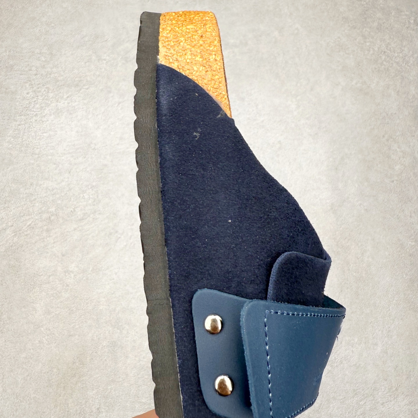 图片[6]-Birkenstock Kyoto 勃肯牛皮绒面革单扣 EVA 防臭一字拖鞋 男女同款 牛皮绒面革质地柔软 搭配可调节鞋扣提升穿着舒适度 人体工学设计分散脚部压力 保护脚踝 软木乳胶鞋床具有一定的收缩性 长时间穿着后能贴合脚型 EVA鞋底回弹性和抗张性力高 具有良好的防震、缓冲性 四季皆宜 柔软的鞋床采用额外的泡沫缓冲层 提供额外的舒适感和全天支撑 全网独家首发 源于德国的严谨工艺 牛巴戎面 中层松木 EVA 三层组合大底 优质牛皮面料五金扣 出口订单 尺码：35-44-选品中心