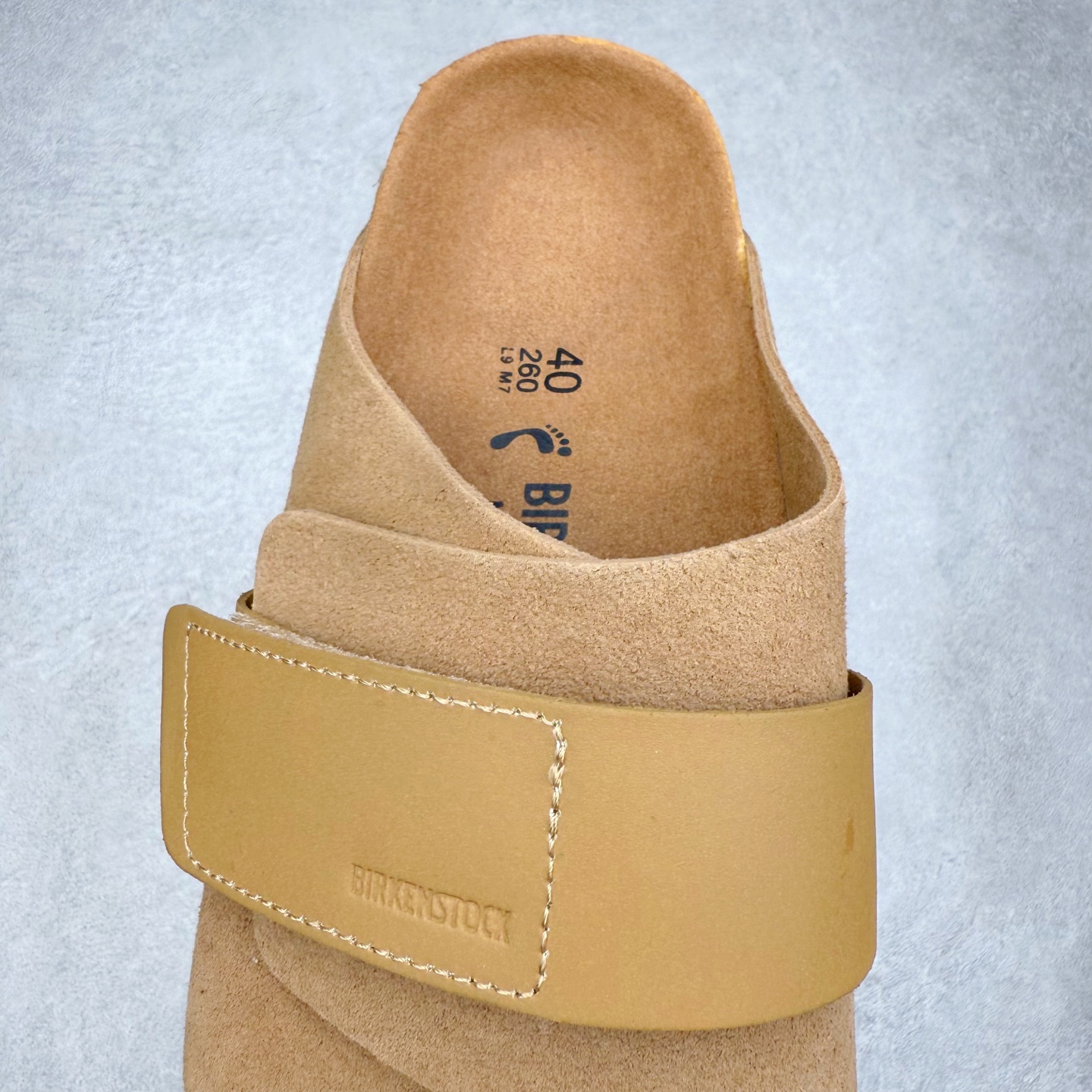 图片[5]-Birkenstock Kyoto 勃肯牛皮绒面革单扣 EVA 防臭一字拖鞋 男女同款 牛皮绒面革质地柔软 搭配可调节鞋扣提升穿着舒适度 人体工学设计分散脚部压力 保护脚踝 软木乳胶鞋床具有一定的收缩性 长时间穿着后能贴合脚型 EVA鞋底回弹性和抗张性力高 具有良好的防震、缓冲性 四季皆宜 柔软的鞋床采用额外的泡沫缓冲层 提供额外的舒适感和全天支撑 全网独家首发 源于德国的严谨工艺 牛巴戎面 中层松木 EVA 三层组合大底 优质牛皮面料五金扣 出口订单 尺码：35-44-选品中心