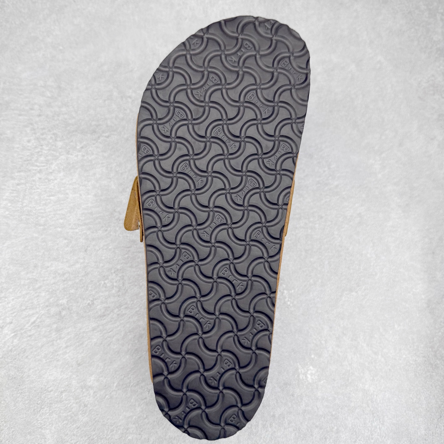 图片[9]-Birkenstock Kyoto 勃肯牛皮绒面革单扣 EVA 防臭一字拖鞋 男女同款 牛皮绒面革质地柔软 搭配可调节鞋扣提升穿着舒适度 人体工学设计分散脚部压力 保护脚踝 软木乳胶鞋床具有一定的收缩性 长时间穿着后能贴合脚型 EVA鞋底回弹性和抗张性力高 具有良好的防震、缓冲性 四季皆宜 柔软的鞋床采用额外的泡沫缓冲层 提供额外的舒适感和全天支撑 全网独家首发 源于德国的严谨工艺 牛巴戎面 中层松木 EVA 三层组合大底 优质牛皮面料五金扣 出口订单 尺码：35-44-选品中心