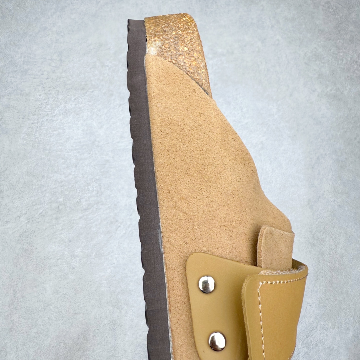 图片[6]-Birkenstock Kyoto 勃肯牛皮绒面革单扣 EVA 防臭一字拖鞋 男女同款 牛皮绒面革质地柔软 搭配可调节鞋扣提升穿着舒适度 人体工学设计分散脚部压力 保护脚踝 软木乳胶鞋床具有一定的收缩性 长时间穿着后能贴合脚型 EVA鞋底回弹性和抗张性力高 具有良好的防震、缓冲性 四季皆宜 柔软的鞋床采用额外的泡沫缓冲层 提供额外的舒适感和全天支撑 全网独家首发 源于德国的严谨工艺 牛巴戎面 中层松木 EVA 三层组合大底 优质牛皮面料五金扣 出口订单 尺码：35-44-选品中心