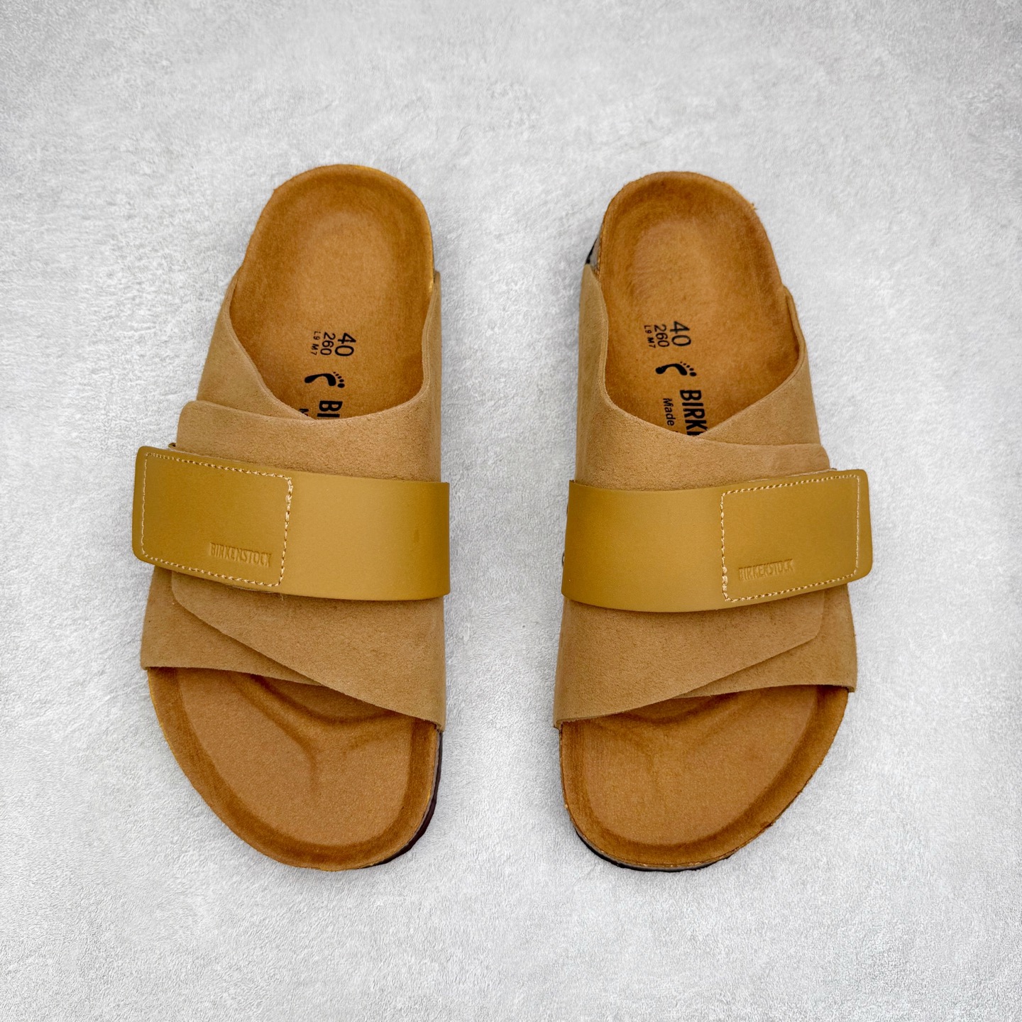 图片[2]-Birkenstock Kyoto 勃肯牛皮绒面革单扣 EVA 防臭一字拖鞋 男女同款 牛皮绒面革质地柔软 搭配可调节鞋扣提升穿着舒适度 人体工学设计分散脚部压力 保护脚踝 软木乳胶鞋床具有一定的收缩性 长时间穿着后能贴合脚型 EVA鞋底回弹性和抗张性力高 具有良好的防震、缓冲性 四季皆宜 柔软的鞋床采用额外的泡沫缓冲层 提供额外的舒适感和全天支撑 全网独家首发 源于德国的严谨工艺 牛巴戎面 中层松木 EVA 三层组合大底 优质牛皮面料五金扣 出口订单 尺码：35-44-选品中心