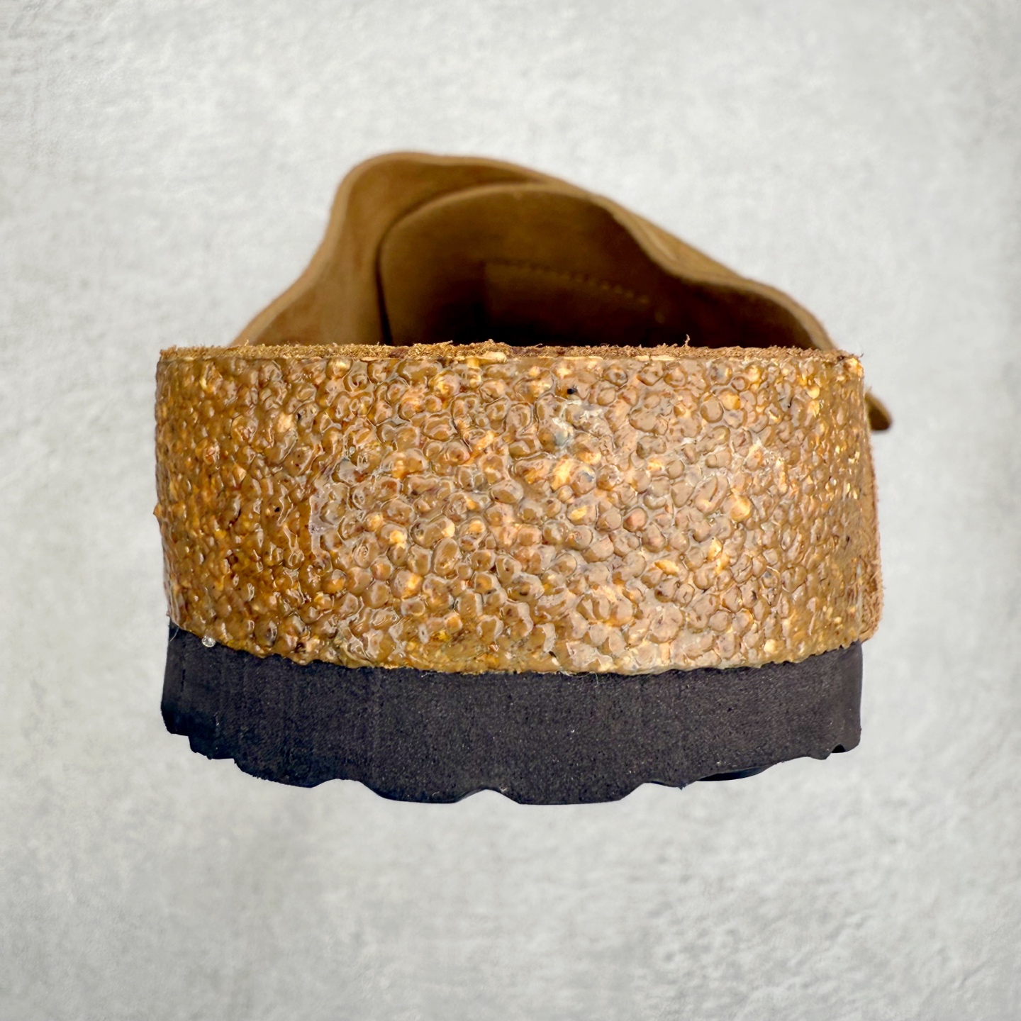 图片[8]-Birkenstock Kyoto 勃肯牛皮绒面革单扣 EVA 防臭一字拖鞋 男女同款 牛皮绒面革质地柔软 搭配可调节鞋扣提升穿着舒适度 人体工学设计分散脚部压力 保护脚踝 软木乳胶鞋床具有一定的收缩性 长时间穿着后能贴合脚型 EVA鞋底回弹性和抗张性力高 具有良好的防震、缓冲性 四季皆宜 柔软的鞋床采用额外的泡沫缓冲层 提供额外的舒适感和全天支撑 全网独家首发 源于德国的严谨工艺 牛巴戎面 中层松木 EVA 三层组合大底 优质牛皮面料五金扣 出口订单 尺码：35-44-选品中心