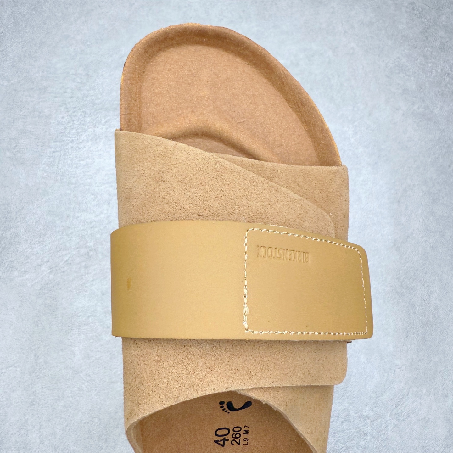 图片[4]-Birkenstock Kyoto 勃肯牛皮绒面革单扣 EVA 防臭一字拖鞋 男女同款 牛皮绒面革质地柔软 搭配可调节鞋扣提升穿着舒适度 人体工学设计分散脚部压力 保护脚踝 软木乳胶鞋床具有一定的收缩性 长时间穿着后能贴合脚型 EVA鞋底回弹性和抗张性力高 具有良好的防震、缓冲性 四季皆宜 柔软的鞋床采用额外的泡沫缓冲层 提供额外的舒适感和全天支撑 全网独家首发 源于德国的严谨工艺 牛巴戎面 中层松木 EVA 三层组合大底 优质牛皮面料五金扣 出口订单 尺码：35-44-选品中心