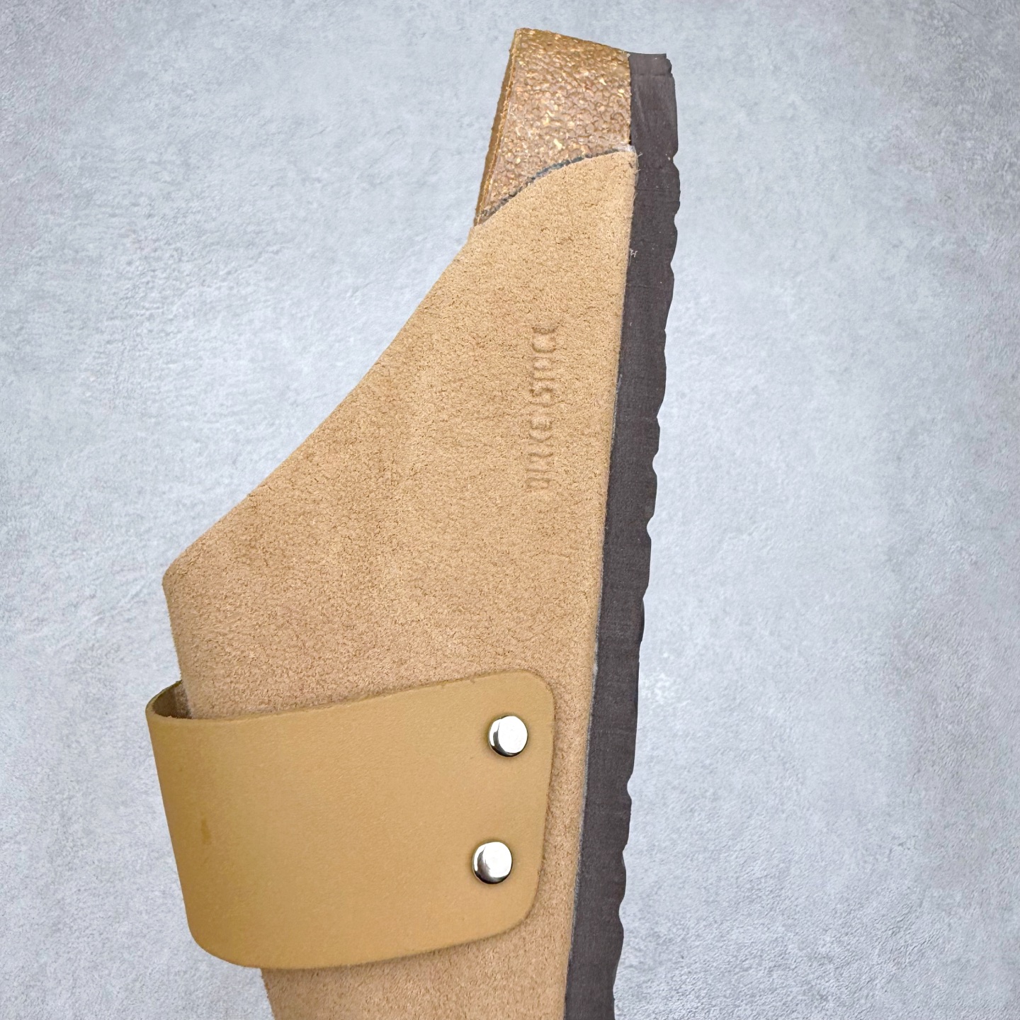 图片[7]-Birkenstock Kyoto 勃肯牛皮绒面革单扣 EVA 防臭一字拖鞋 男女同款 牛皮绒面革质地柔软 搭配可调节鞋扣提升穿着舒适度 人体工学设计分散脚部压力 保护脚踝 软木乳胶鞋床具有一定的收缩性 长时间穿着后能贴合脚型 EVA鞋底回弹性和抗张性力高 具有良好的防震、缓冲性 四季皆宜 柔软的鞋床采用额外的泡沫缓冲层 提供额外的舒适感和全天支撑 全网独家首发 源于德国的严谨工艺 牛巴戎面 中层松木 EVA 三层组合大底 优质牛皮面料五金扣 出口订单 尺码：35-44-选品中心