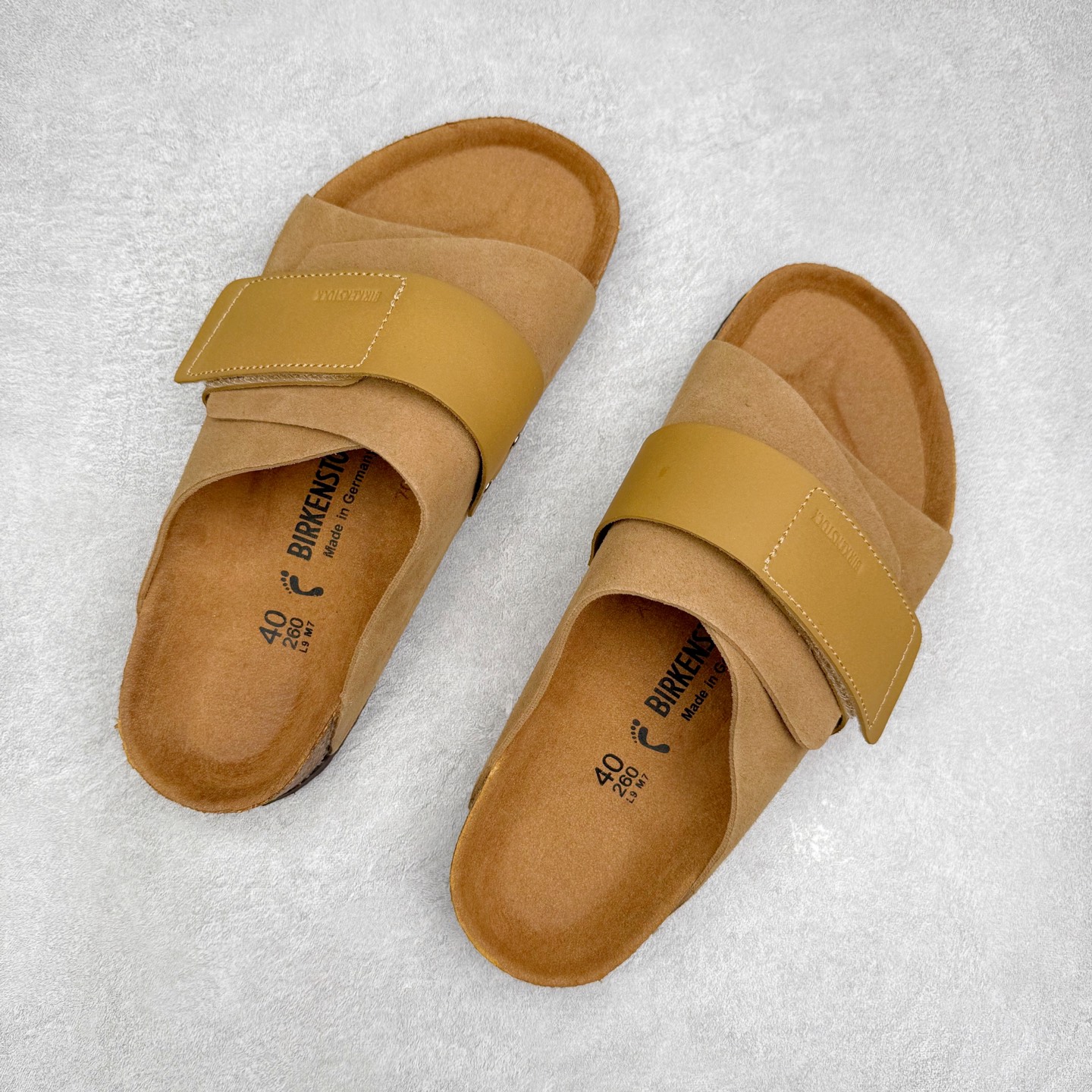 图片[3]-Birkenstock Kyoto 勃肯牛皮绒面革单扣 EVA 防臭一字拖鞋 男女同款 牛皮绒面革质地柔软 搭配可调节鞋扣提升穿着舒适度 人体工学设计分散脚部压力 保护脚踝 软木乳胶鞋床具有一定的收缩性 长时间穿着后能贴合脚型 EVA鞋底回弹性和抗张性力高 具有良好的防震、缓冲性 四季皆宜 柔软的鞋床采用额外的泡沫缓冲层 提供额外的舒适感和全天支撑 全网独家首发 源于德国的严谨工艺 牛巴戎面 中层松木 EVA 三层组合大底 优质牛皮面料五金扣 出口订单 尺码：35-44-选品中心