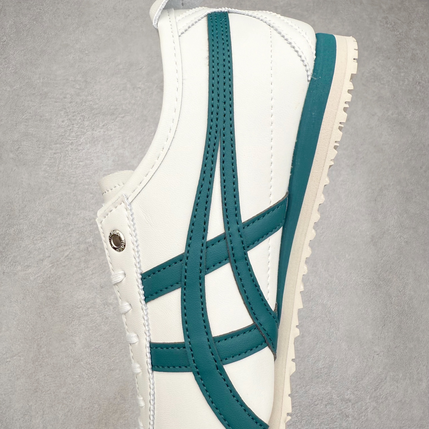 图片[7]-＃纯原福利 Asics Onitsuka Tiger MEXICO 66 亚瑟士鬼冢虎复古经典板鞋 市场最强版本 原厂牛津布加持 海外订单工厂出品 超成熟稳定的做工品控 原装全套纸板楦头开发 原汁原味 完美呈现版型 私模正确鞋底咬花纹路 一比一鞋头弧度高度鞋身弧度 绝不口嗨 细节品控鞋型随意秒杀市面 原档咬花纹路私模大底 一个单元有六个三角形 总体形拼接呈现花瓣状 官方四联吊牌 原装Ortholite轻量化鞋垫 原盒原配 质保卡 说明书 钢印防尘纸 纸板中底带钢印 乳胶组合鞋垫 支持全方位的对比专柜 产品从款式颜色造型上体现出追求舒适和细节的完美 鞋类更是推崇手工制作的严谨与完美 融舒适性与可穿性的设计风格 注重细节的完美和别致魅力 既保持稳重 又不失轻松的时尚感 尺码：36 37 37.5 38 39 39.5 40 40.5 41.5 42 42.5 43.5 44 45-选品中心