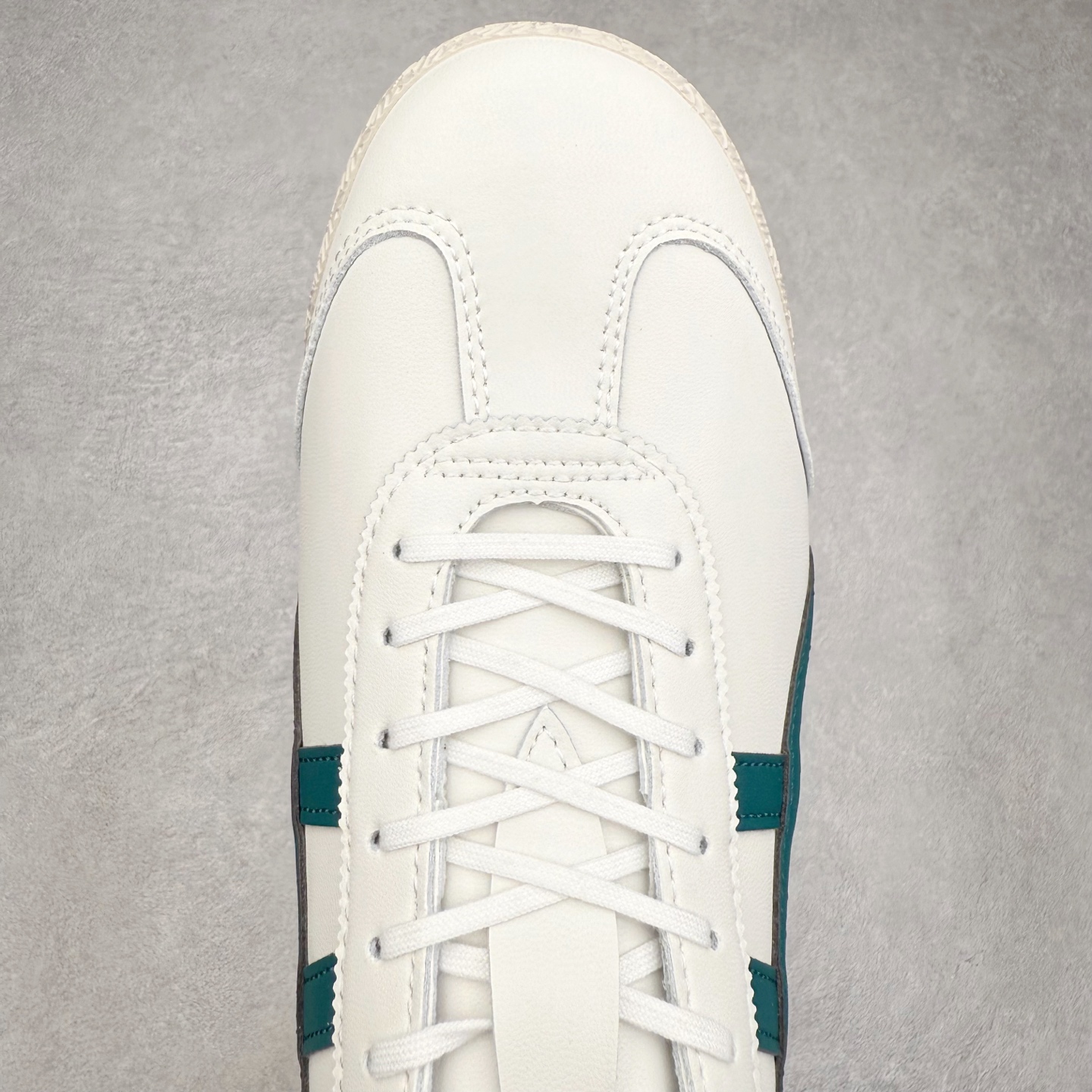 图片[4]-＃纯原福利 Asics Onitsuka Tiger MEXICO 66 亚瑟士鬼冢虎复古经典板鞋 市场最强版本 原厂牛津布加持 海外订单工厂出品 超成熟稳定的做工品控 原装全套纸板楦头开发 原汁原味 完美呈现版型 私模正确鞋底咬花纹路 一比一鞋头弧度高度鞋身弧度 绝不口嗨 细节品控鞋型随意秒杀市面 原档咬花纹路私模大底 一个单元有六个三角形 总体形拼接呈现花瓣状 官方四联吊牌 原装Ortholite轻量化鞋垫 原盒原配 质保卡 说明书 钢印防尘纸 纸板中底带钢印 乳胶组合鞋垫 支持全方位的对比专柜 产品从款式颜色造型上体现出追求舒适和细节的完美 鞋类更是推崇手工制作的严谨与完美 融舒适性与可穿性的设计风格 注重细节的完美和别致魅力 既保持稳重 又不失轻松的时尚感 尺码：36 37 37.5 38 39 39.5 40 40.5 41.5 42 42.5 43.5 44 45-选品中心