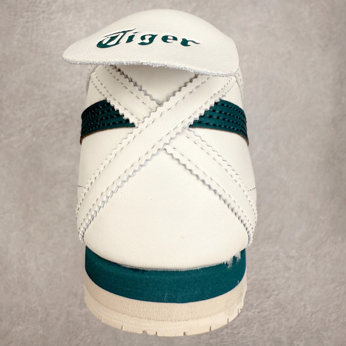 图片[8]-＃纯原福利 Asics Onitsuka Tiger MEXICO 66 亚瑟士鬼冢虎复古经典板鞋 市场最强版本 原厂牛津布加持 海外订单工厂出品 超成熟稳定的做工品控 原装全套纸板楦头开发 原汁原味 完美呈现版型 私模正确鞋底咬花纹路 一比一鞋头弧度高度鞋身弧度 绝不口嗨 细节品控鞋型随意秒杀市面 原档咬花纹路私模大底 一个单元有六个三角形 总体形拼接呈现花瓣状 官方四联吊牌 原装Ortholite轻量化鞋垫 原盒原配 质保卡 说明书 钢印防尘纸 纸板中底带钢印 乳胶组合鞋垫 支持全方位的对比专柜 产品从款式颜色造型上体现出追求舒适和细节的完美 鞋类更是推崇手工制作的严谨与完美 融舒适性与可穿性的设计风格 注重细节的完美和别致魅力 既保持稳重 又不失轻松的时尚感 尺码：36 37 37.5 38 39 39.5 40 40.5 41.5 42 42.5 43.5 44 45-选品中心