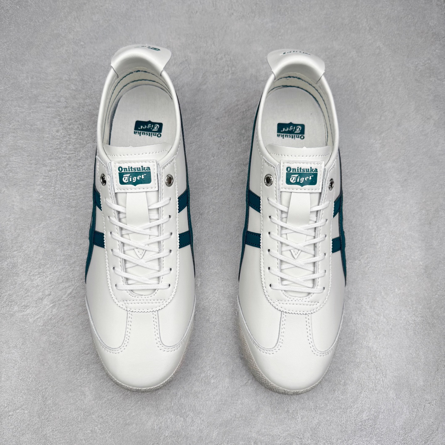 图片[2]-＃纯原福利 Asics Onitsuka Tiger MEXICO 66 亚瑟士鬼冢虎复古经典板鞋 市场最强版本 原厂牛津布加持 海外订单工厂出品 超成熟稳定的做工品控 原装全套纸板楦头开发 原汁原味 完美呈现版型 私模正确鞋底咬花纹路 一比一鞋头弧度高度鞋身弧度 绝不口嗨 细节品控鞋型随意秒杀市面 原档咬花纹路私模大底 一个单元有六个三角形 总体形拼接呈现花瓣状 官方四联吊牌 原装Ortholite轻量化鞋垫 原盒原配 质保卡 说明书 钢印防尘纸 纸板中底带钢印 乳胶组合鞋垫 支持全方位的对比专柜 产品从款式颜色造型上体现出追求舒适和细节的完美 鞋类更是推崇手工制作的严谨与完美 融舒适性与可穿性的设计风格 注重细节的完美和别致魅力 既保持稳重 又不失轻松的时尚感 尺码：36 37 37.5 38 39 39.5 40 40.5 41.5 42 42.5 43.5 44 45-选品中心