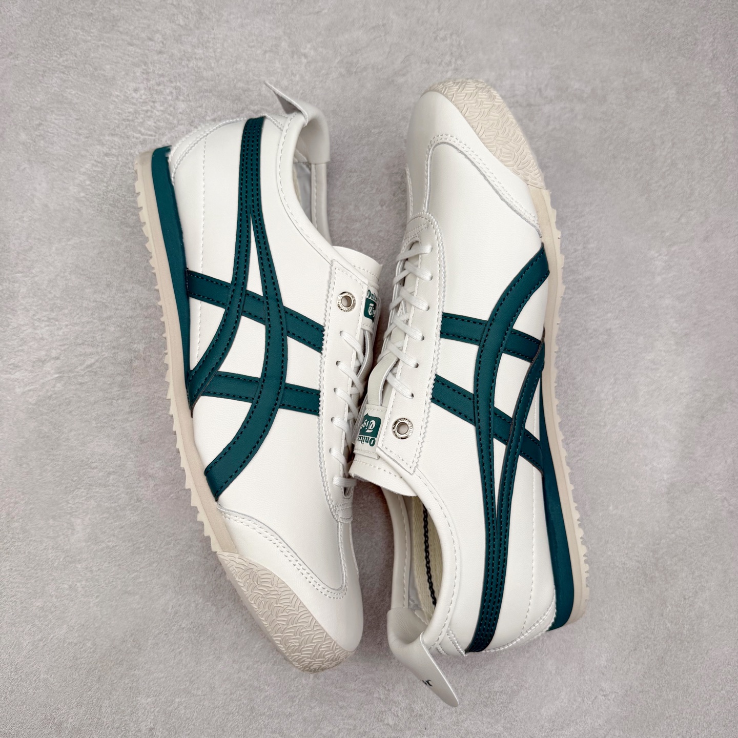 图片[3]-＃纯原福利 Asics Onitsuka Tiger MEXICO 66 亚瑟士鬼冢虎复古经典板鞋 市场最强版本 原厂牛津布加持 海外订单工厂出品 超成熟稳定的做工品控 原装全套纸板楦头开发 原汁原味 完美呈现版型 私模正确鞋底咬花纹路 一比一鞋头弧度高度鞋身弧度 绝不口嗨 细节品控鞋型随意秒杀市面 原档咬花纹路私模大底 一个单元有六个三角形 总体形拼接呈现花瓣状 官方四联吊牌 原装Ortholite轻量化鞋垫 原盒原配 质保卡 说明书 钢印防尘纸 纸板中底带钢印 乳胶组合鞋垫 支持全方位的对比专柜 产品从款式颜色造型上体现出追求舒适和细节的完美 鞋类更是推崇手工制作的严谨与完美 融舒适性与可穿性的设计风格 注重细节的完美和别致魅力 既保持稳重 又不失轻松的时尚感 尺码：36 37 37.5 38 39 39.5 40 40.5 41.5 42 42.5 43.5 44 45-选品中心