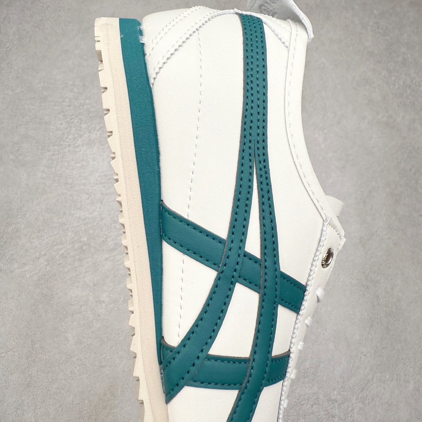 图片[6]-＃纯原福利 Asics Onitsuka Tiger MEXICO 66 亚瑟士鬼冢虎复古经典板鞋 市场最强版本 原厂牛津布加持 海外订单工厂出品 超成熟稳定的做工品控 原装全套纸板楦头开发 原汁原味 完美呈现版型 私模正确鞋底咬花纹路 一比一鞋头弧度高度鞋身弧度 绝不口嗨 细节品控鞋型随意秒杀市面 原档咬花纹路私模大底 一个单元有六个三角形 总体形拼接呈现花瓣状 官方四联吊牌 原装Ortholite轻量化鞋垫 原盒原配 质保卡 说明书 钢印防尘纸 纸板中底带钢印 乳胶组合鞋垫 支持全方位的对比专柜 产品从款式颜色造型上体现出追求舒适和细节的完美 鞋类更是推崇手工制作的严谨与完美 融舒适性与可穿性的设计风格 注重细节的完美和别致魅力 既保持稳重 又不失轻松的时尚感 尺码：36 37 37.5 38 39 39.5 40 40.5 41.5 42 42.5 43.5 44 45-选品中心