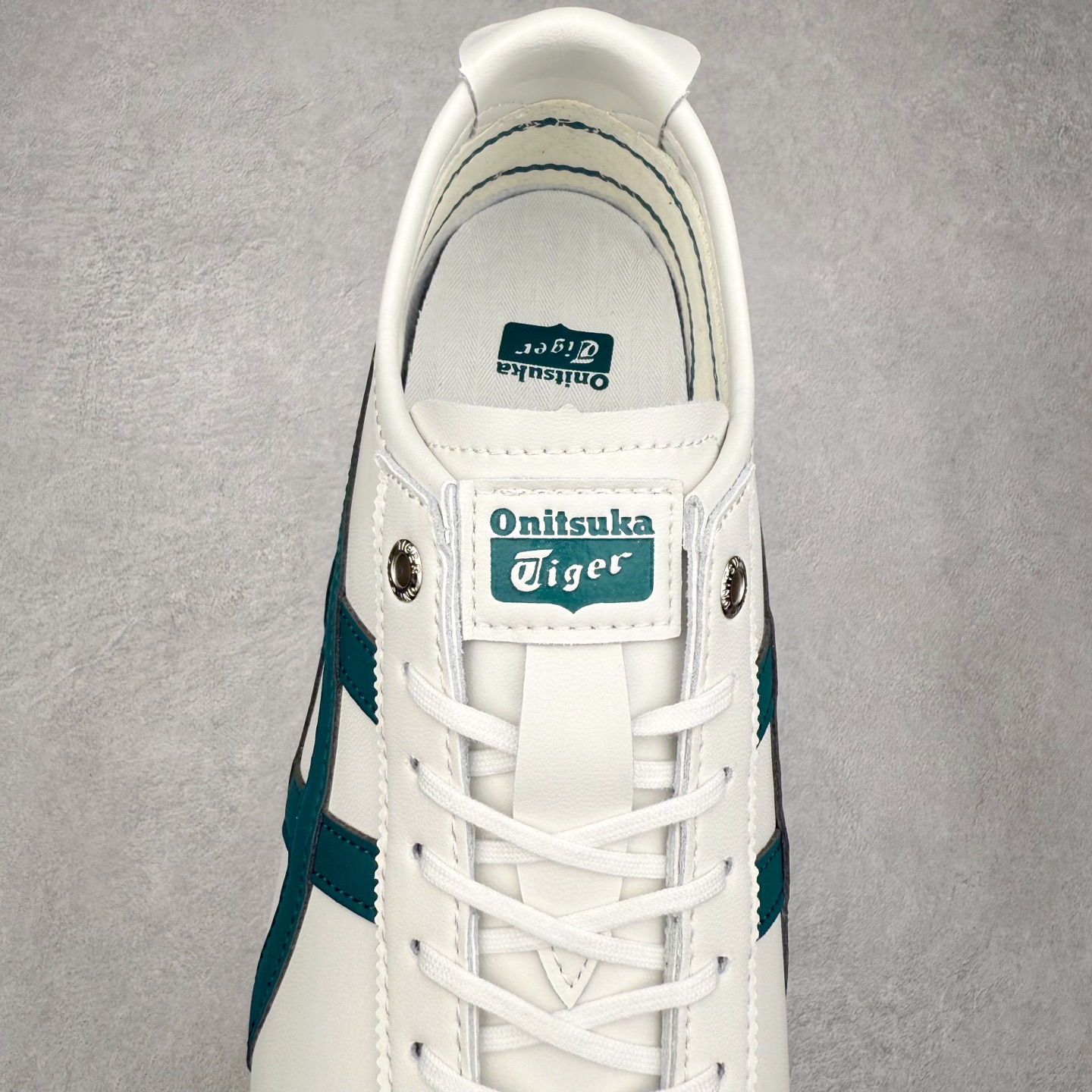 图片[5]-＃纯原福利 Asics Onitsuka Tiger MEXICO 66 亚瑟士鬼冢虎复古经典板鞋 市场最强版本 原厂牛津布加持 海外订单工厂出品 超成熟稳定的做工品控 原装全套纸板楦头开发 原汁原味 完美呈现版型 私模正确鞋底咬花纹路 一比一鞋头弧度高度鞋身弧度 绝不口嗨 细节品控鞋型随意秒杀市面 原档咬花纹路私模大底 一个单元有六个三角形 总体形拼接呈现花瓣状 官方四联吊牌 原装Ortholite轻量化鞋垫 原盒原配 质保卡 说明书 钢印防尘纸 纸板中底带钢印 乳胶组合鞋垫 支持全方位的对比专柜 产品从款式颜色造型上体现出追求舒适和细节的完美 鞋类更是推崇手工制作的严谨与完美 融舒适性与可穿性的设计风格 注重细节的完美和别致魅力 既保持稳重 又不失轻松的时尚感 尺码：36 37 37.5 38 39 39.5 40 40.5 41.5 42 42.5 43.5 44 45-选品中心