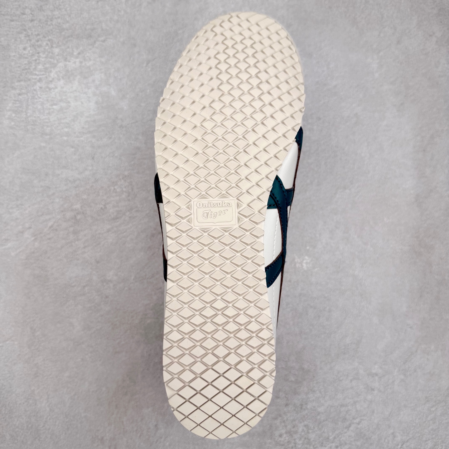 图片[9]-＃纯原福利 Asics Onitsuka Tiger MEXICO 66 亚瑟士鬼冢虎复古经典板鞋 市场最强版本 原厂牛津布加持 海外订单工厂出品 超成熟稳定的做工品控 原装全套纸板楦头开发 原汁原味 完美呈现版型 私模正确鞋底咬花纹路 一比一鞋头弧度高度鞋身弧度 绝不口嗨 细节品控鞋型随意秒杀市面 原档咬花纹路私模大底 一个单元有六个三角形 总体形拼接呈现花瓣状 官方四联吊牌 原装Ortholite轻量化鞋垫 原盒原配 质保卡 说明书 钢印防尘纸 纸板中底带钢印 乳胶组合鞋垫 支持全方位的对比专柜 产品从款式颜色造型上体现出追求舒适和细节的完美 鞋类更是推崇手工制作的严谨与完美 融舒适性与可穿性的设计风格 注重细节的完美和别致魅力 既保持稳重 又不失轻松的时尚感 尺码：36 37 37.5 38 39 39.5 40 40.5 41.5 42 42.5 43.5 44 45-选品中心