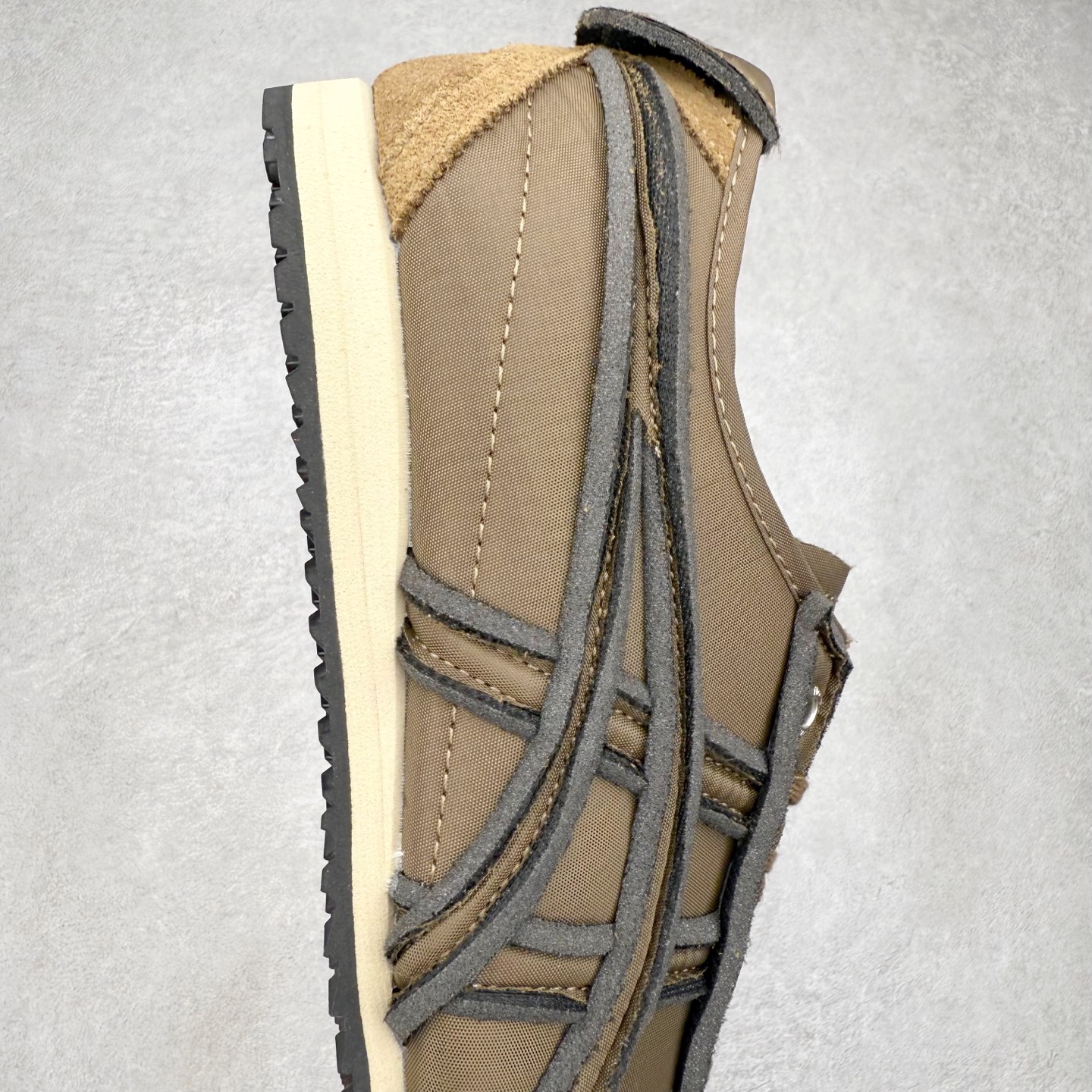 图片[6]-＃C版 Asics Onitsuka Tiger MEXICO 66 亚瑟士鬼冢虎复古经典板鞋 市场王者选手 海外订单工厂出品 长期生产补货永不断码 超成熟稳定的做工品控 原装全套纸板楦头开发 原汁原味 完美呈现版型 私模正确鞋底咬花纹路 一比一鞋头弧度高度鞋身弧度 绝不口嗨 细节品控鞋型随意秒杀市面 原档咬花纹路私模大底 一个单元有六个三角形 总体形拼接呈现花瓣状 官方四联吊牌 原装Ortholite轻量化鞋垫 原盒原配 质保卡 说明书 钢印防尘纸 纸板中底带钢印 乳胶组合鞋垫 支持全方位的对比专柜 产品从款式颜色造型上体现出追求舒适和细节的完美 鞋类更是推崇手工制作的严谨与完美 融舒适性与可穿性的设计风格 注重细节的完美和别致魅力 既保持稳重 又不失轻松的时尚感 尺码：36 37 37.5 38 39 39.5 40 40.5 41.5 42 42.5 43.5 44 45-选品中心