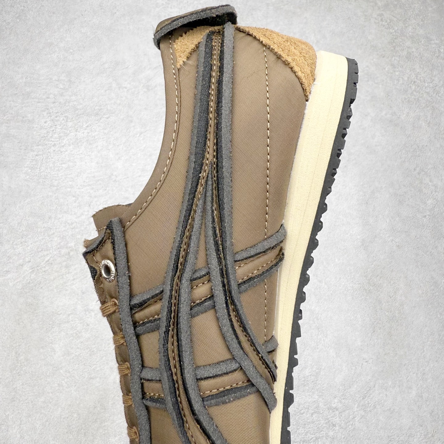 图片[7]-＃C版 Asics Onitsuka Tiger MEXICO 66 亚瑟士鬼冢虎复古经典板鞋 市场王者选手 海外订单工厂出品 长期生产补货永不断码 超成熟稳定的做工品控 原装全套纸板楦头开发 原汁原味 完美呈现版型 私模正确鞋底咬花纹路 一比一鞋头弧度高度鞋身弧度 绝不口嗨 细节品控鞋型随意秒杀市面 原档咬花纹路私模大底 一个单元有六个三角形 总体形拼接呈现花瓣状 官方四联吊牌 原装Ortholite轻量化鞋垫 原盒原配 质保卡 说明书 钢印防尘纸 纸板中底带钢印 乳胶组合鞋垫 支持全方位的对比专柜 产品从款式颜色造型上体现出追求舒适和细节的完美 鞋类更是推崇手工制作的严谨与完美 融舒适性与可穿性的设计风格 注重细节的完美和别致魅力 既保持稳重 又不失轻松的时尚感 尺码：36 37 37.5 38 39 39.5 40 40.5 41.5 42 42.5 43.5 44 45-选品中心