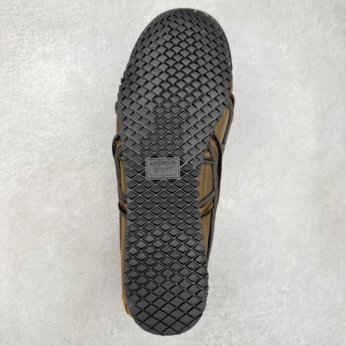 图片[9]-＃C版 Asics Onitsuka Tiger MEXICO 66 亚瑟士鬼冢虎复古经典板鞋 市场王者选手 海外订单工厂出品 长期生产补货永不断码 超成熟稳定的做工品控 原装全套纸板楦头开发 原汁原味 完美呈现版型 私模正确鞋底咬花纹路 一比一鞋头弧度高度鞋身弧度 绝不口嗨 细节品控鞋型随意秒杀市面 原档咬花纹路私模大底 一个单元有六个三角形 总体形拼接呈现花瓣状 官方四联吊牌 原装Ortholite轻量化鞋垫 原盒原配 质保卡 说明书 钢印防尘纸 纸板中底带钢印 乳胶组合鞋垫 支持全方位的对比专柜 产品从款式颜色造型上体现出追求舒适和细节的完美 鞋类更是推崇手工制作的严谨与完美 融舒适性与可穿性的设计风格 注重细节的完美和别致魅力 既保持稳重 又不失轻松的时尚感 尺码：36 37 37.5 38 39 39.5 40 40.5 41.5 42 42.5 43.5 44 45-选品中心