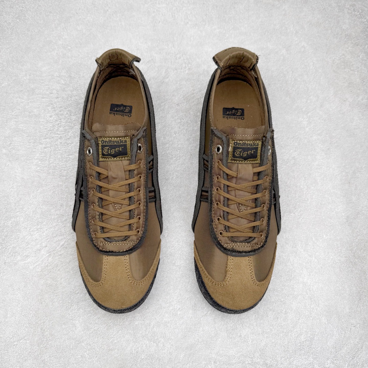 图片[2]-＃C版 Asics Onitsuka Tiger MEXICO 66 亚瑟士鬼冢虎复古经典板鞋 市场王者选手 海外订单工厂出品 长期生产补货永不断码 超成熟稳定的做工品控 原装全套纸板楦头开发 原汁原味 完美呈现版型 私模正确鞋底咬花纹路 一比一鞋头弧度高度鞋身弧度 绝不口嗨 细节品控鞋型随意秒杀市面 原档咬花纹路私模大底 一个单元有六个三角形 总体形拼接呈现花瓣状 官方四联吊牌 原装Ortholite轻量化鞋垫 原盒原配 质保卡 说明书 钢印防尘纸 纸板中底带钢印 乳胶组合鞋垫 支持全方位的对比专柜 产品从款式颜色造型上体现出追求舒适和细节的完美 鞋类更是推崇手工制作的严谨与完美 融舒适性与可穿性的设计风格 注重细节的完美和别致魅力 既保持稳重 又不失轻松的时尚感 尺码：36 37 37.5 38 39 39.5 40 40.5 41.5 42 42.5 43.5 44 45-选品中心