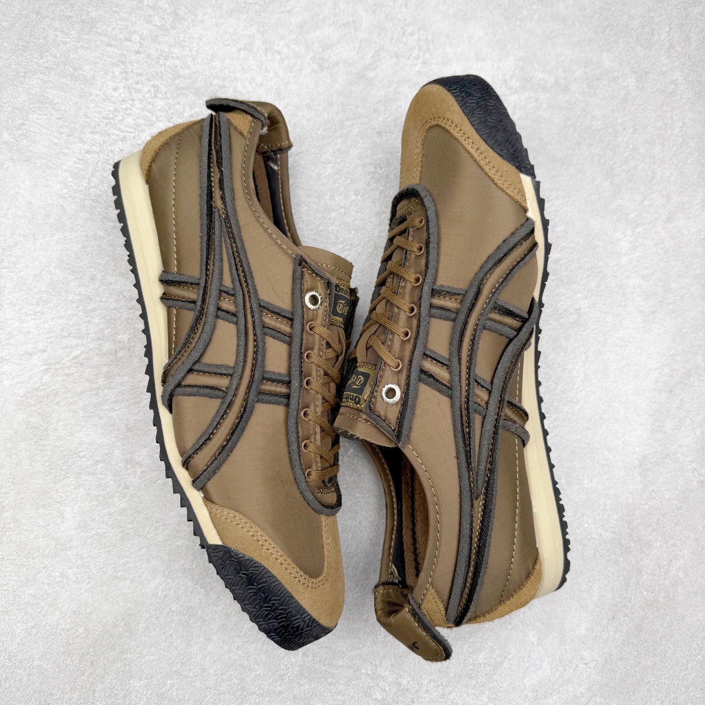 图片[3]-＃C版 Asics Onitsuka Tiger MEXICO 66 亚瑟士鬼冢虎复古经典板鞋 市场王者选手 海外订单工厂出品 长期生产补货永不断码 超成熟稳定的做工品控 原装全套纸板楦头开发 原汁原味 完美呈现版型 私模正确鞋底咬花纹路 一比一鞋头弧度高度鞋身弧度 绝不口嗨 细节品控鞋型随意秒杀市面 原档咬花纹路私模大底 一个单元有六个三角形 总体形拼接呈现花瓣状 官方四联吊牌 原装Ortholite轻量化鞋垫 原盒原配 质保卡 说明书 钢印防尘纸 纸板中底带钢印 乳胶组合鞋垫 支持全方位的对比专柜 产品从款式颜色造型上体现出追求舒适和细节的完美 鞋类更是推崇手工制作的严谨与完美 融舒适性与可穿性的设计风格 注重细节的完美和别致魅力 既保持稳重 又不失轻松的时尚感 尺码：36 37 37.5 38 39 39.5 40 40.5 41.5 42 42.5 43.5 44 45-选品中心