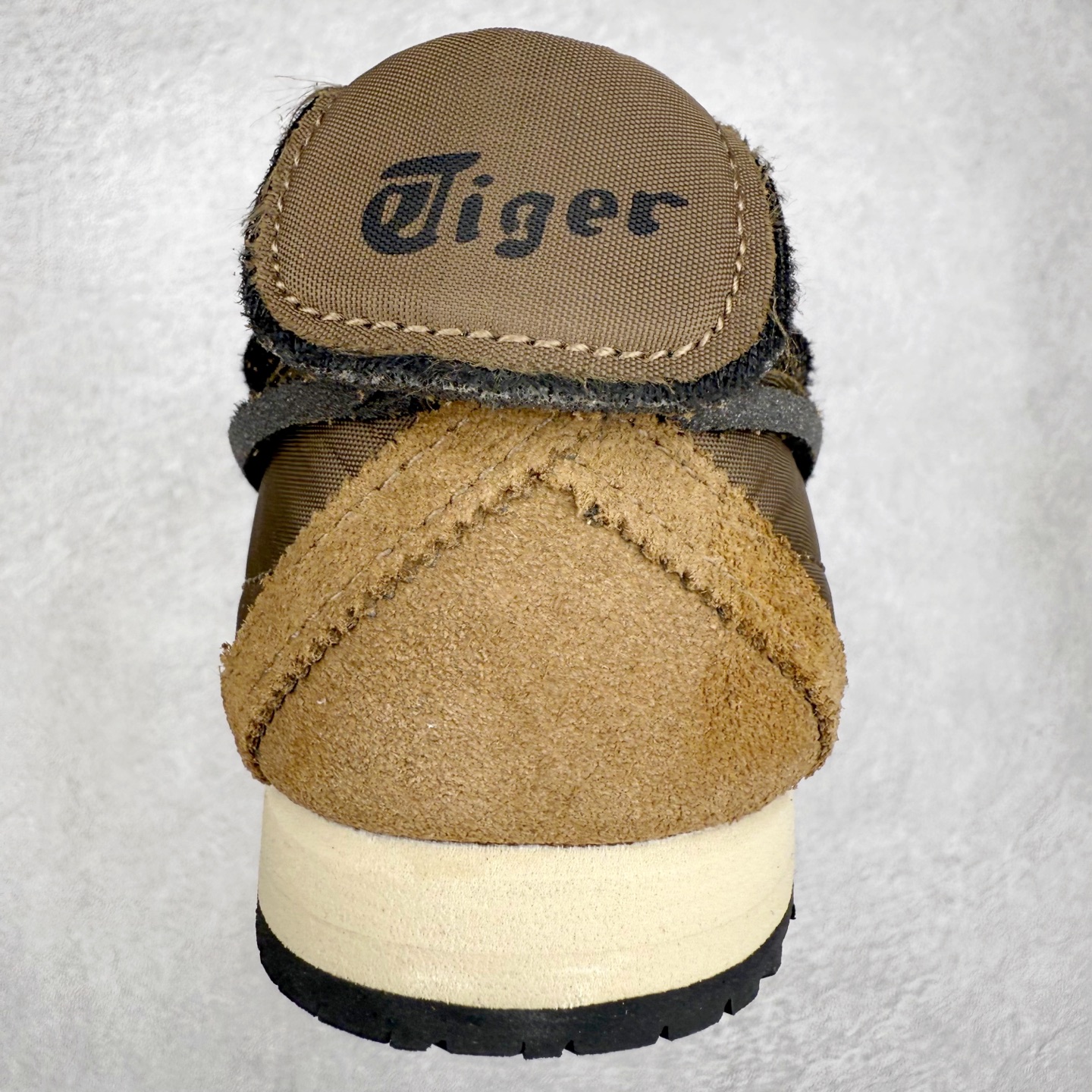 图片[8]-＃C版 Asics Onitsuka Tiger MEXICO 66 亚瑟士鬼冢虎复古经典板鞋 市场王者选手 海外订单工厂出品 长期生产补货永不断码 超成熟稳定的做工品控 原装全套纸板楦头开发 原汁原味 完美呈现版型 私模正确鞋底咬花纹路 一比一鞋头弧度高度鞋身弧度 绝不口嗨 细节品控鞋型随意秒杀市面 原档咬花纹路私模大底 一个单元有六个三角形 总体形拼接呈现花瓣状 官方四联吊牌 原装Ortholite轻量化鞋垫 原盒原配 质保卡 说明书 钢印防尘纸 纸板中底带钢印 乳胶组合鞋垫 支持全方位的对比专柜 产品从款式颜色造型上体现出追求舒适和细节的完美 鞋类更是推崇手工制作的严谨与完美 融舒适性与可穿性的设计风格 注重细节的完美和别致魅力 既保持稳重 又不失轻松的时尚感 尺码：36 37 37.5 38 39 39.5 40 40.5 41.5 42 42.5 43.5 44 45-选品中心