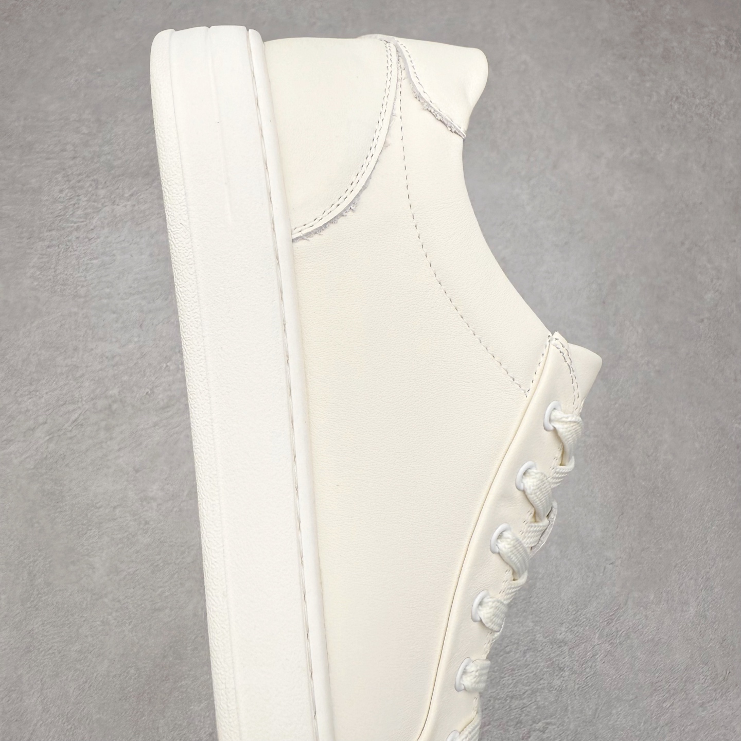 图片[6]-ECCO爱步街头系列牛皮运动潮流减震耐磨低帮板鞋 ECCO以三大核心特征为依托：北欧设计风格、鞋履制作、积极的生活方式。北欧设计风格：北欧设计特点是独特、有格调、实用和简约，并且品质优良。鞋履制作：ECCO钟爱鞋履制作以及一切与鞋履制作相关的事物。积极的生活方式：ECCO的创始人希望制作出的鞋履无需磨合，即可完美贴合脚型，帮助人们享受行走的乐趣。ECCO的成功源自其产品质量和创新的技术水平，恪守“鞋遵循双足”的设计理念，将的舒适度和风格融为一体。ECCO跑遍全世界寻找创新的原料。从制革制鞋一体化的设置，源头上控制皮革质量，确保对人体无害。 尺码：38 39 40 41 42 43 44 （皮鞋码）-选品中心