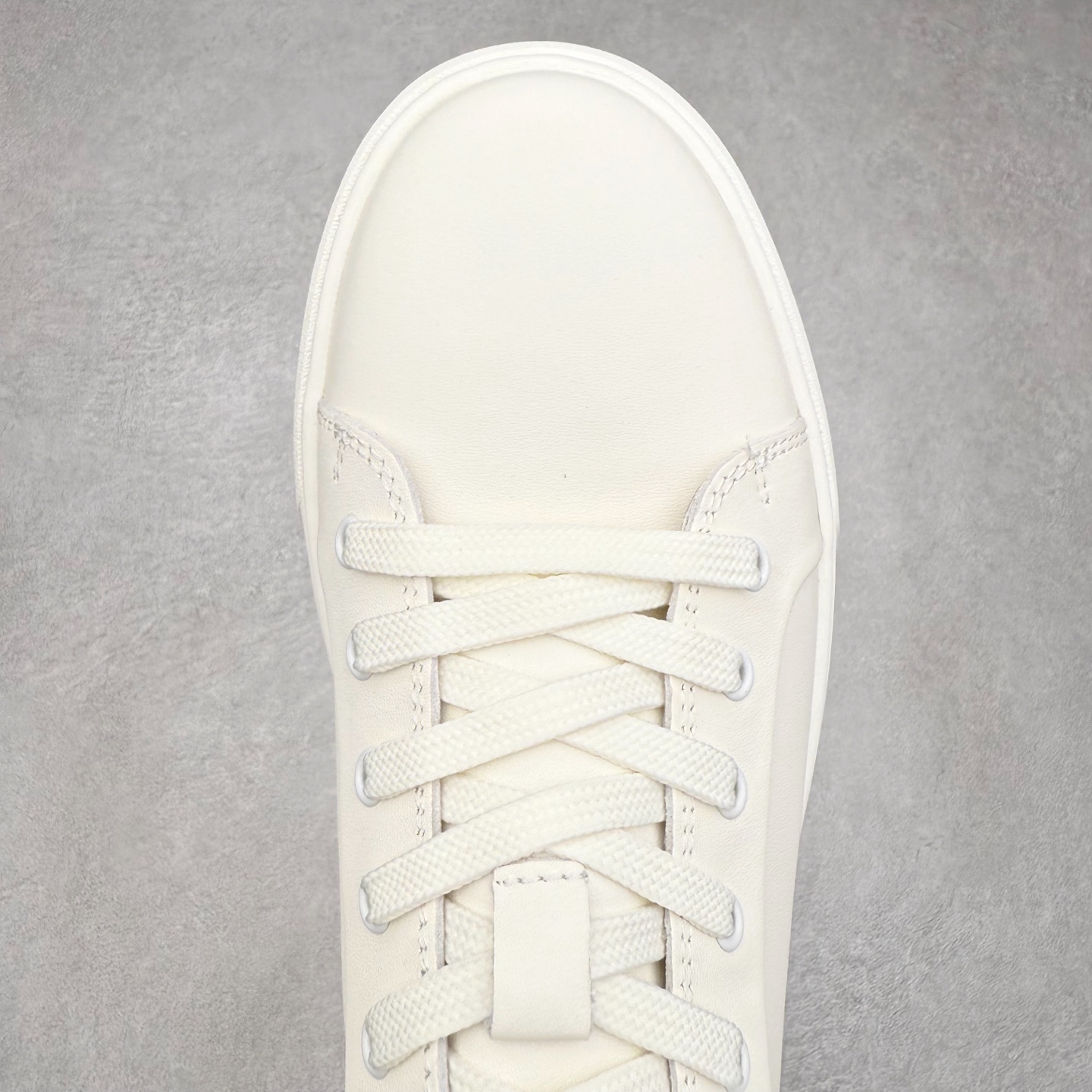 图片[4]-ECCO爱步街头系列牛皮运动潮流减震耐磨低帮板鞋 ECCO以三大核心特征为依托：北欧设计风格、鞋履制作、积极的生活方式。北欧设计风格：北欧设计特点是独特、有格调、实用和简约，并且品质优良。鞋履制作：ECCO钟爱鞋履制作以及一切与鞋履制作相关的事物。积极的生活方式：ECCO的创始人希望制作出的鞋履无需磨合，即可完美贴合脚型，帮助人们享受行走的乐趣。ECCO的成功源自其产品质量和创新的技术水平，恪守“鞋遵循双足”的设计理念，将的舒适度和风格融为一体。ECCO跑遍全世界寻找创新的原料。从制革制鞋一体化的设置，源头上控制皮革质量，确保对人体无害。 尺码：38 39 40 41 42 43 44 （皮鞋码）-选品中心