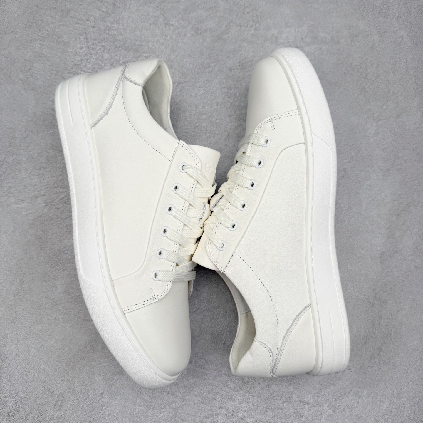 图片[3]-ECCO爱步街头系列牛皮运动潮流减震耐磨低帮板鞋 ECCO以三大核心特征为依托：北欧设计风格、鞋履制作、积极的生活方式。北欧设计风格：北欧设计特点是独特、有格调、实用和简约，并且品质优良。鞋履制作：ECCO钟爱鞋履制作以及一切与鞋履制作相关的事物。积极的生活方式：ECCO的创始人希望制作出的鞋履无需磨合，即可完美贴合脚型，帮助人们享受行走的乐趣。ECCO的成功源自其产品质量和创新的技术水平，恪守“鞋遵循双足”的设计理念，将的舒适度和风格融为一体。ECCO跑遍全世界寻找创新的原料。从制革制鞋一体化的设置，源头上控制皮革质量，确保对人体无害。 尺码：38 39 40 41 42 43 44 （皮鞋码）-选品中心