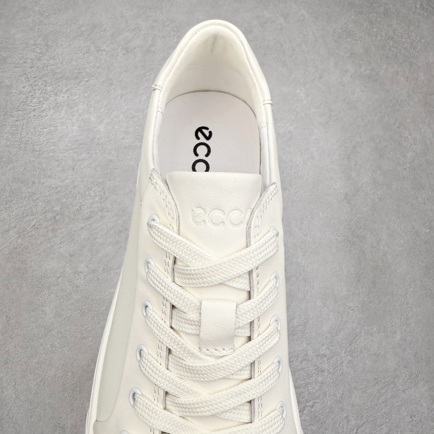 图片[5]-ECCO爱步街头系列牛皮运动潮流减震耐磨低帮板鞋 ECCO以三大核心特征为依托：北欧设计风格、鞋履制作、积极的生活方式。北欧设计风格：北欧设计特点是独特、有格调、实用和简约，并且品质优良。鞋履制作：ECCO钟爱鞋履制作以及一切与鞋履制作相关的事物。积极的生活方式：ECCO的创始人希望制作出的鞋履无需磨合，即可完美贴合脚型，帮助人们享受行走的乐趣。ECCO的成功源自其产品质量和创新的技术水平，恪守“鞋遵循双足”的设计理念，将的舒适度和风格融为一体。ECCO跑遍全世界寻找创新的原料。从制革制鞋一体化的设置，源头上控制皮革质量，确保对人体无害。 尺码：38 39 40 41 42 43 44 （皮鞋码）-选品中心