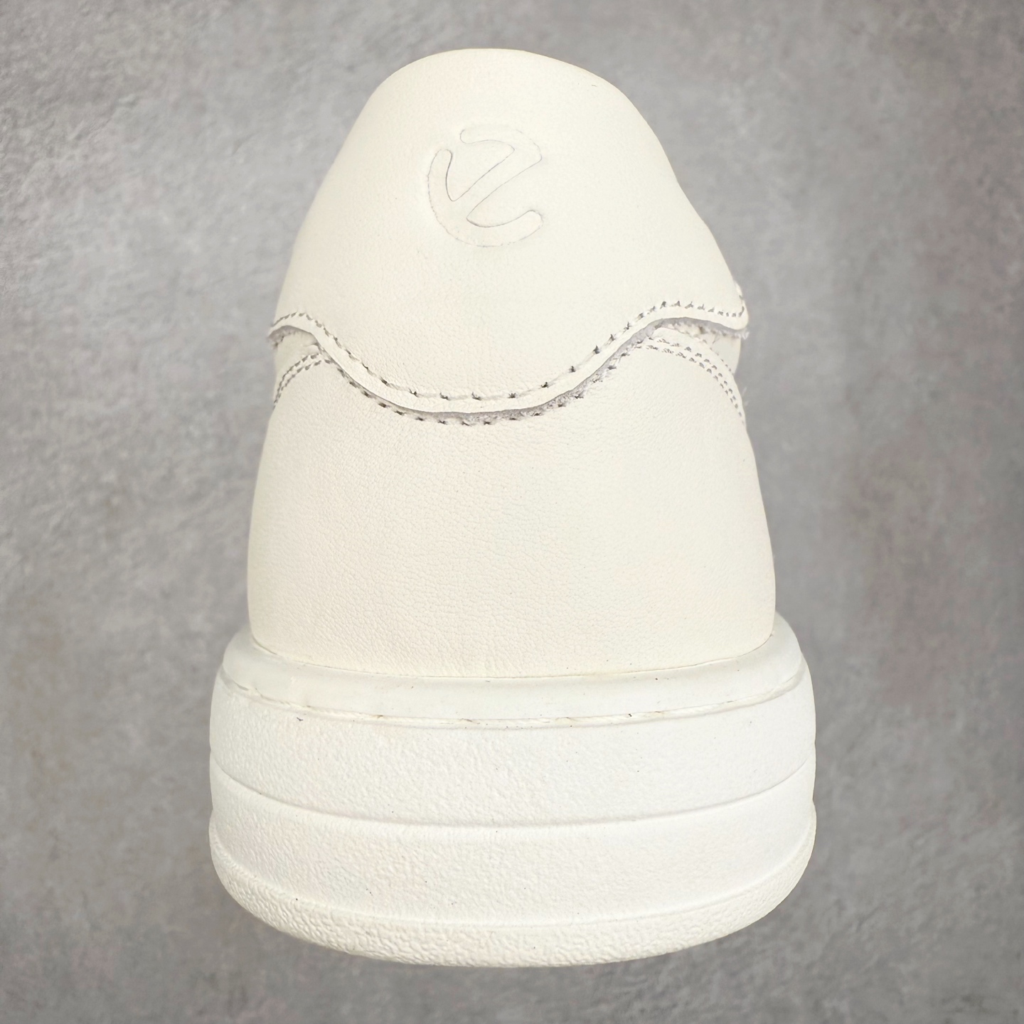 图片[8]-ECCO爱步街头系列牛皮运动潮流减震耐磨低帮板鞋 ECCO以三大核心特征为依托：北欧设计风格、鞋履制作、积极的生活方式。北欧设计风格：北欧设计特点是独特、有格调、实用和简约，并且品质优良。鞋履制作：ECCO钟爱鞋履制作以及一切与鞋履制作相关的事物。积极的生活方式：ECCO的创始人希望制作出的鞋履无需磨合，即可完美贴合脚型，帮助人们享受行走的乐趣。ECCO的成功源自其产品质量和创新的技术水平，恪守“鞋遵循双足”的设计理念，将的舒适度和风格融为一体。ECCO跑遍全世界寻找创新的原料。从制革制鞋一体化的设置，源头上控制皮革质量，确保对人体无害。 尺码：38 39 40 41 42 43 44 （皮鞋码）-选品中心