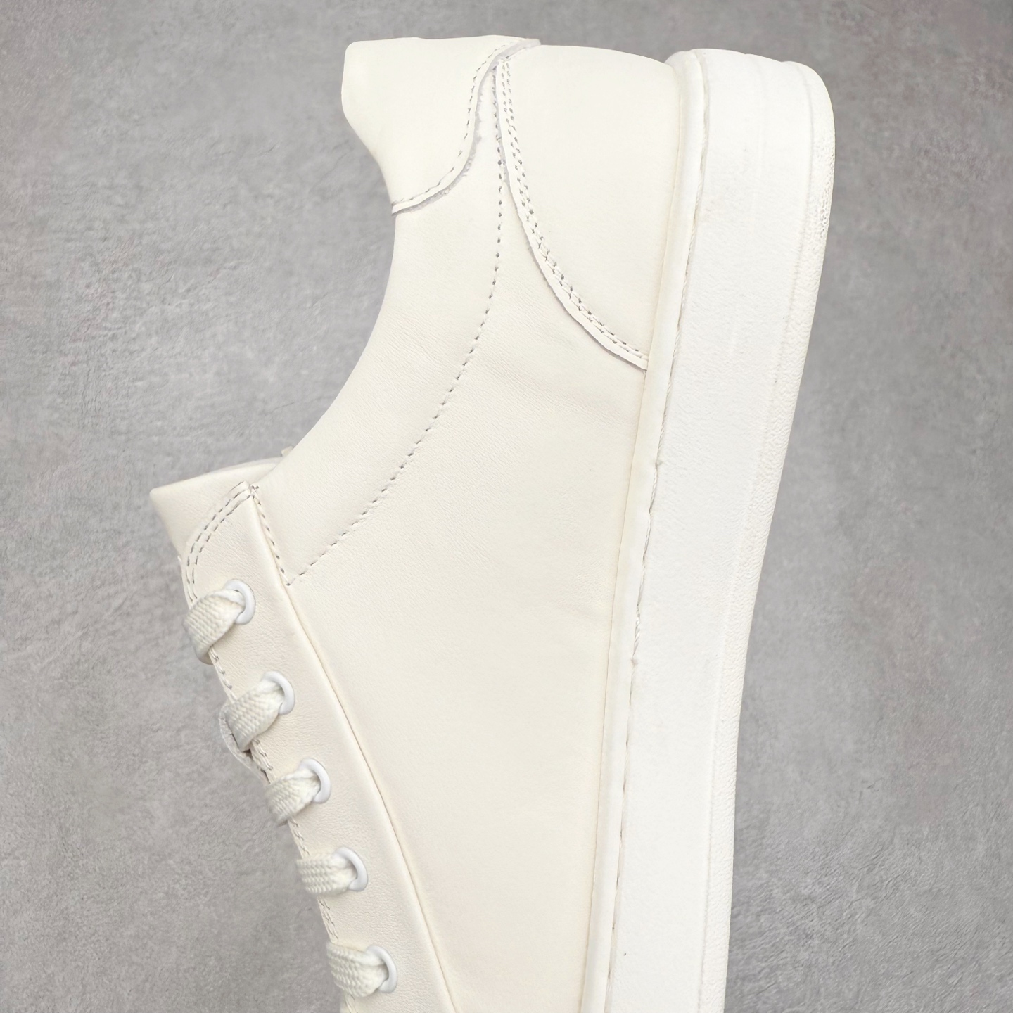 图片[7]-ECCO爱步街头系列牛皮运动潮流减震耐磨低帮板鞋 ECCO以三大核心特征为依托：北欧设计风格、鞋履制作、积极的生活方式。北欧设计风格：北欧设计特点是独特、有格调、实用和简约，并且品质优良。鞋履制作：ECCO钟爱鞋履制作以及一切与鞋履制作相关的事物。积极的生活方式：ECCO的创始人希望制作出的鞋履无需磨合，即可完美贴合脚型，帮助人们享受行走的乐趣。ECCO的成功源自其产品质量和创新的技术水平，恪守“鞋遵循双足”的设计理念，将的舒适度和风格融为一体。ECCO跑遍全世界寻找创新的原料。从制革制鞋一体化的设置，源头上控制皮革质量，确保对人体无害。 尺码：38 39 40 41 42 43 44 （皮鞋码）-选品中心