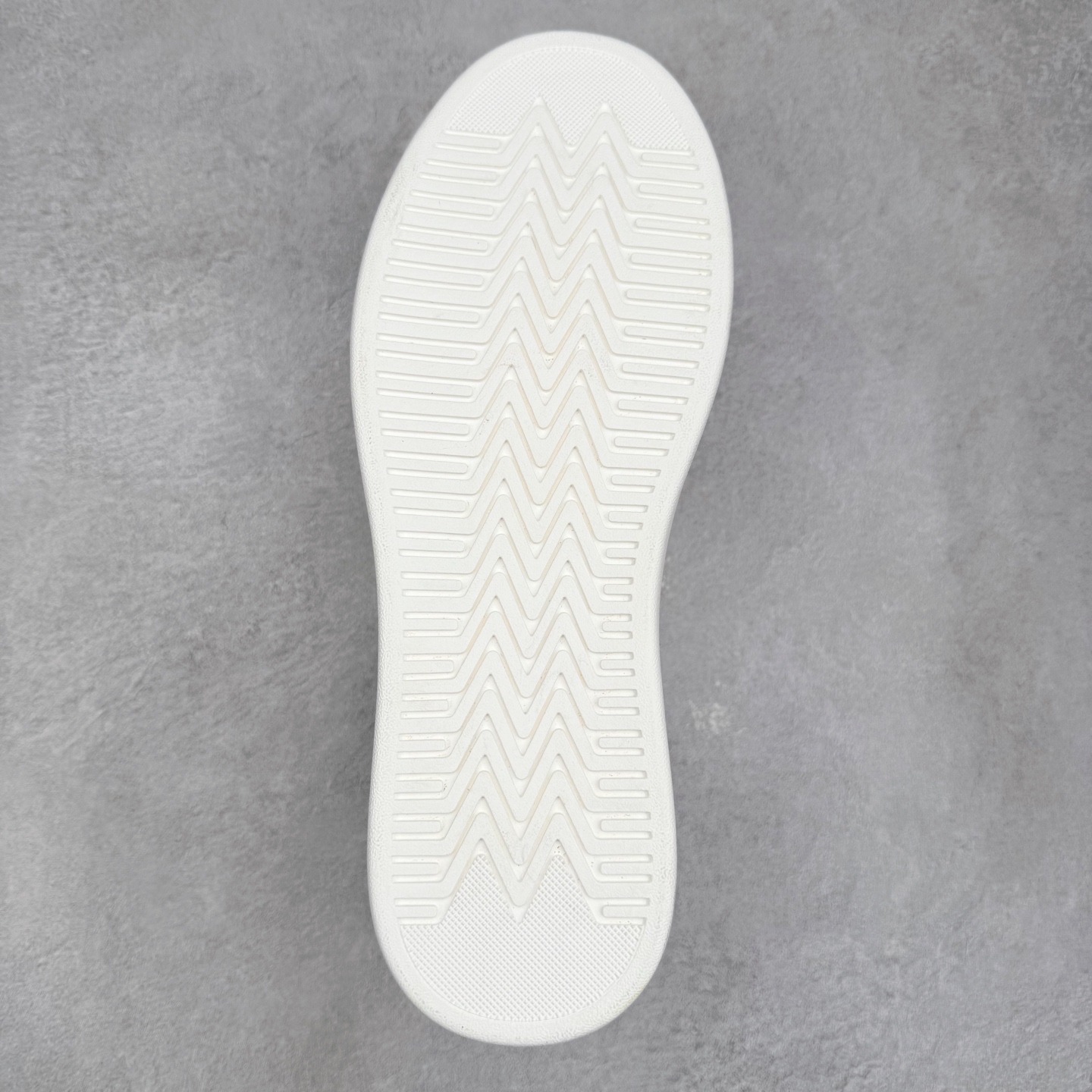 图片[9]-ECCO爱步街头系列牛皮运动潮流减震耐磨低帮板鞋 ECCO以三大核心特征为依托：北欧设计风格、鞋履制作、积极的生活方式。北欧设计风格：北欧设计特点是独特、有格调、实用和简约，并且品质优良。鞋履制作：ECCO钟爱鞋履制作以及一切与鞋履制作相关的事物。积极的生活方式：ECCO的创始人希望制作出的鞋履无需磨合，即可完美贴合脚型，帮助人们享受行走的乐趣。ECCO的成功源自其产品质量和创新的技术水平，恪守“鞋遵循双足”的设计理念，将的舒适度和风格融为一体。ECCO跑遍全世界寻找创新的原料。从制革制鞋一体化的设置，源头上控制皮革质量，确保对人体无害。 尺码：38 39 40 41 42 43 44 （皮鞋码）-选品中心